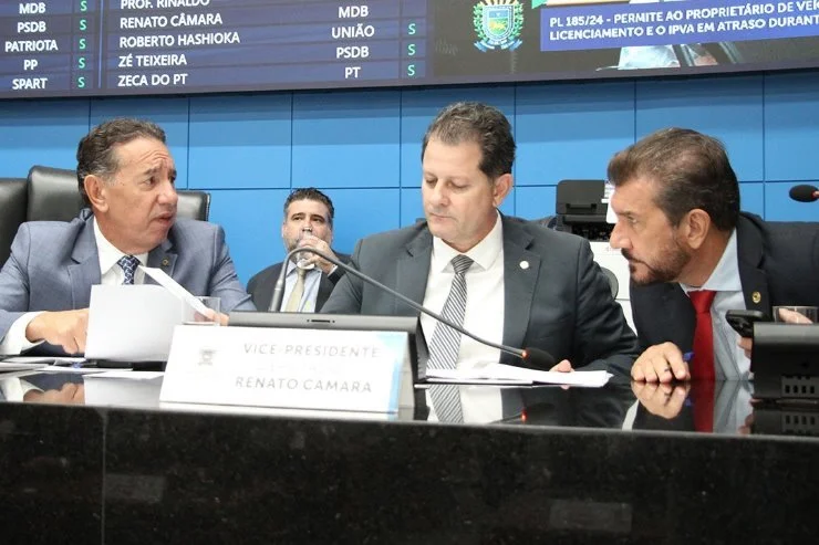 Ponte, asfalto e desenvolvimento: pedidos que conectam realidades Na imagem, Renato Câmara formaliza indicações pela construção de uma ponte de concreto em Bandeirantes e pela pavimentação da MS-379, entre Panambi e Itaporã