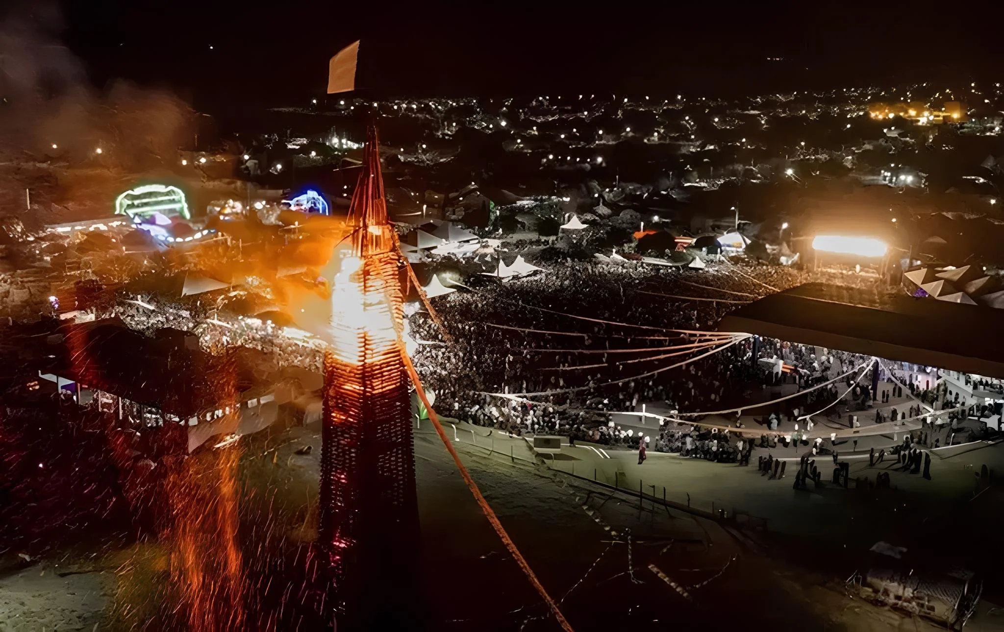    Vista aérea da 48ª Fogueira de Jateí, cercada por milhares de visitantes no Parque da Fogueira durante a tradicional celebração em homenagem a São Pedro. (Foto: Prefeitura de Jateí)  
