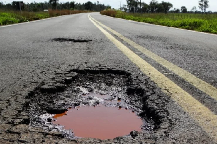    Chuvas provocam infiltrações e buracos se abrem na rodovia; recapeamento é medida mais assertiva, aponta Indicação do deputado Renato Câmara.   