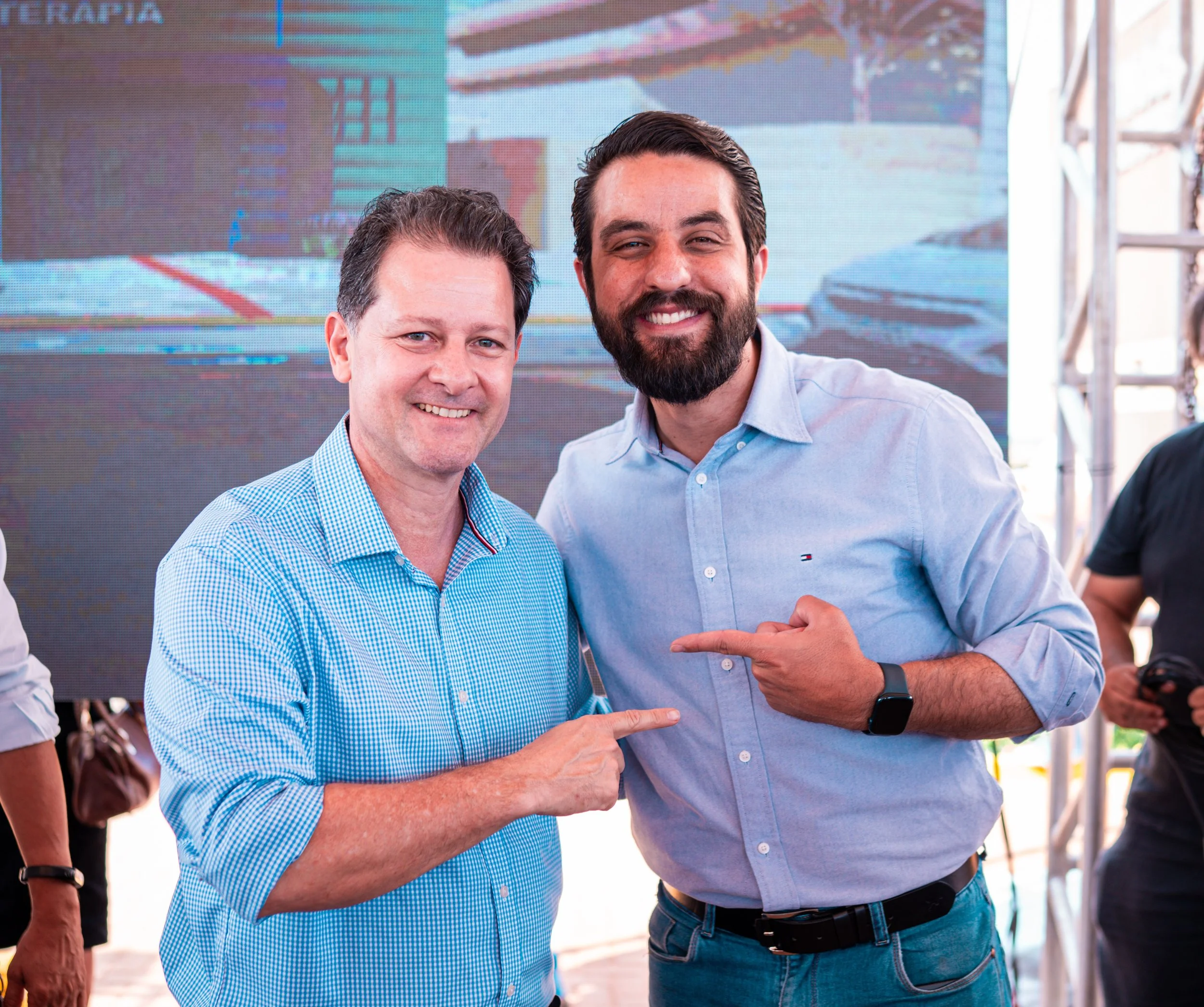  O deputado Renato Câmara e o prefeito Jean Gomes durante a entrega das obras dque beneficiam oito bairros e incluem a construção da ponte sobre o córrego Iretan.  