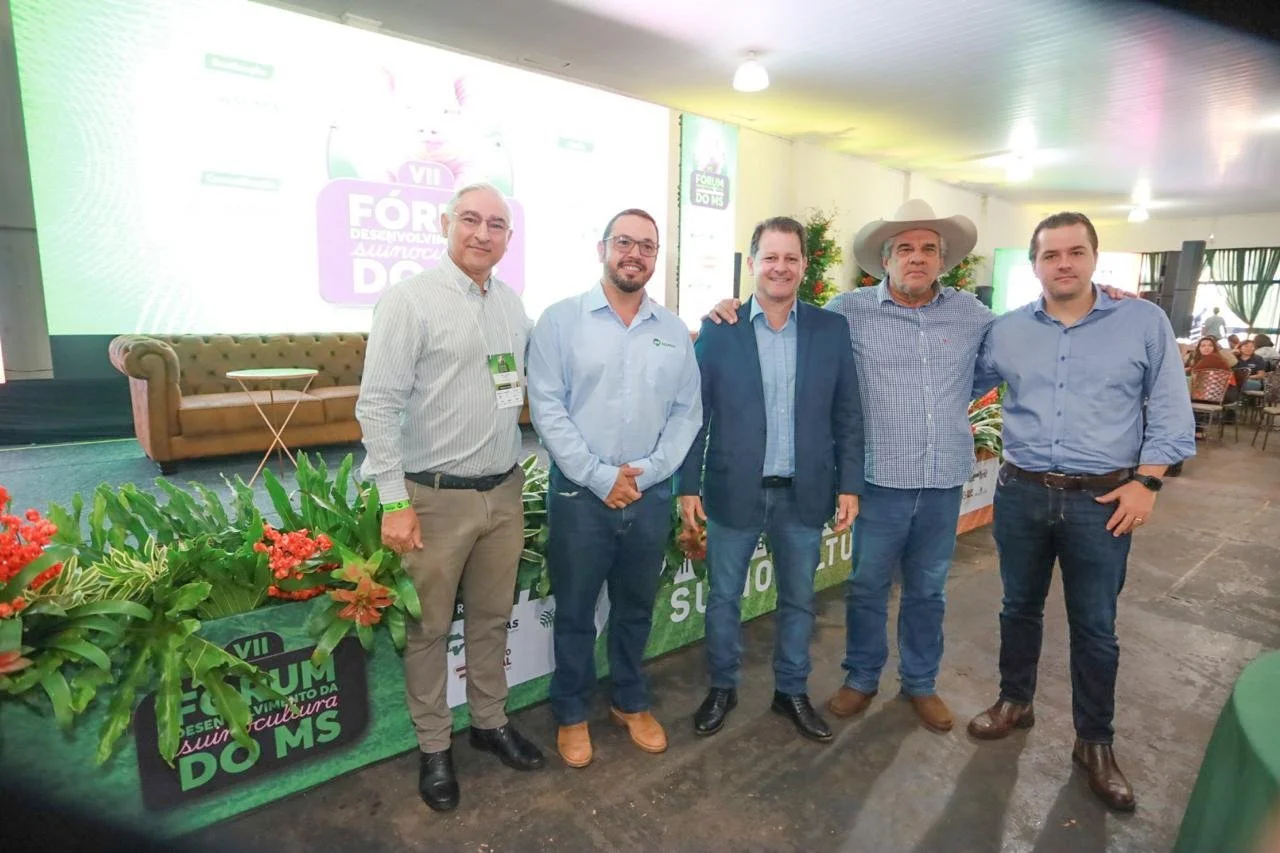   No 7º Fórum da Suinocultura, durante a Expoagro em Dourados, o deputado Renato Câmara aparece ao lado do presidente da Asumas, Renato Spera, e de demais representantes do setor produtivo. Um registro de um evento que simboliza união, troca de conhecimento e construção conjunta para o fortalecimento da suinocultura em Mato Grosso do Sul.   