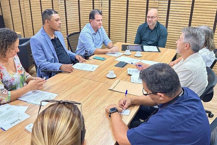   Reunião com o secretário de Educação Hélio Daher, vereador Adavilton Brandão, da vereadora Shirley Basso Pigosso, da chefe de gabinete Jackeline Lacerda, da coordenadora da Associação Supera de Sidrolândia, Adriana Brandão  