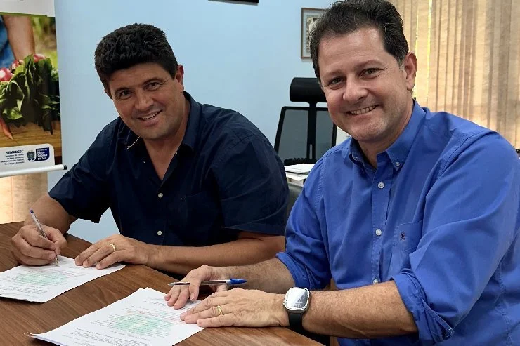   O deputado estadual Renato Câmara recebeu nesta semana, em Campo Grande, o prefeito de Sidrolândia, Rodrigo Basso, para reforçar a solicitação de melhorias nas estradas rurais junto ao governo do Estado. A pauta, trazida ao gabinete por meio das Frentes Parlamentares da Avicultura, Suinocultura e do Leite, busca garantir ações imediatas para o transporte seguro e eficiente da produção agropecuária.  