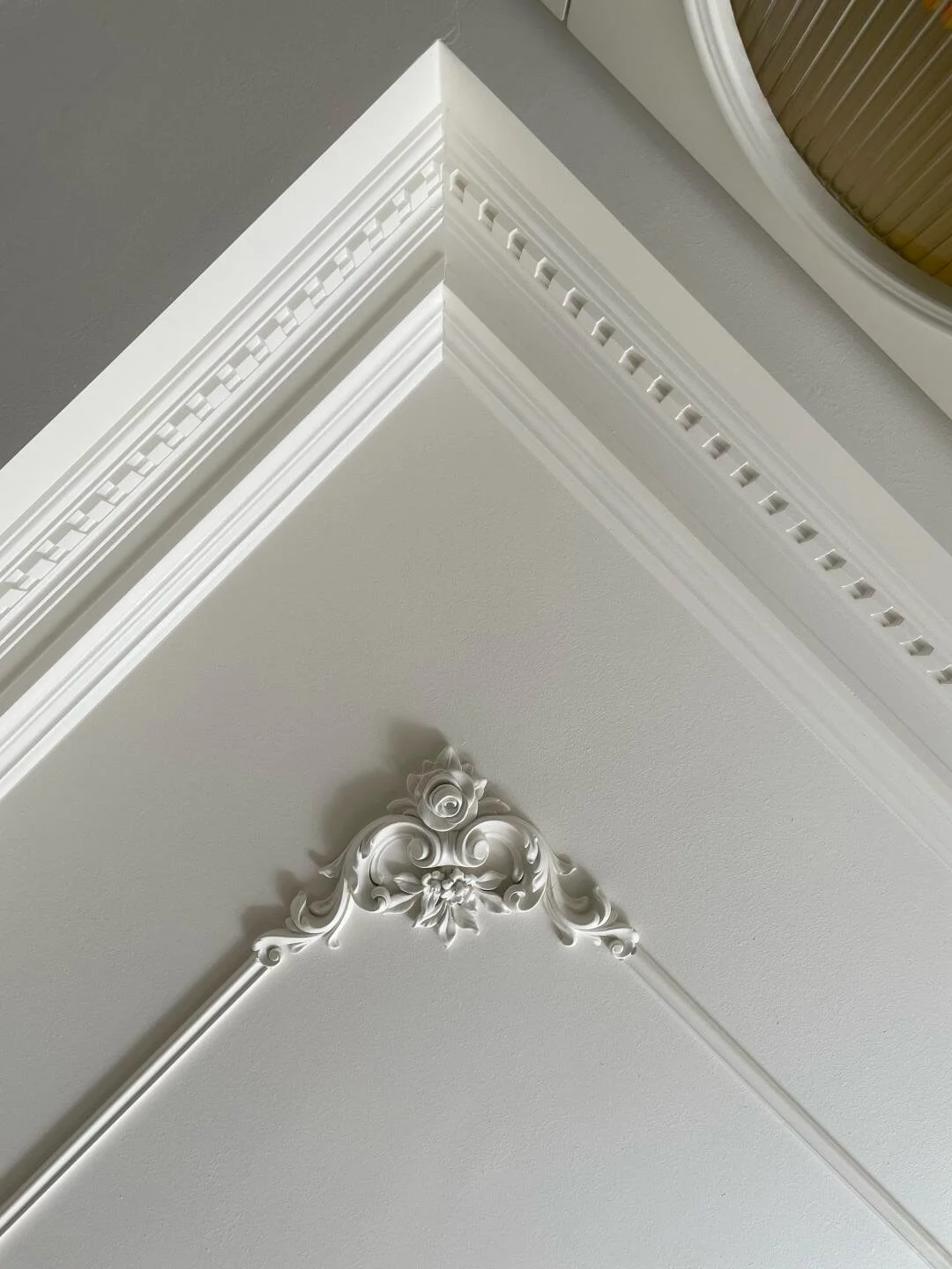 Masterpiece details. Everyday tools. 🧰
Uchain Material&rsquo;s PU Moulding is designed to give you that flawless, custom-crafted aesthetic. Our advanced manufacturing creates razor-sharp edges and deep, striking reliefs that cast beautiful shadows, 