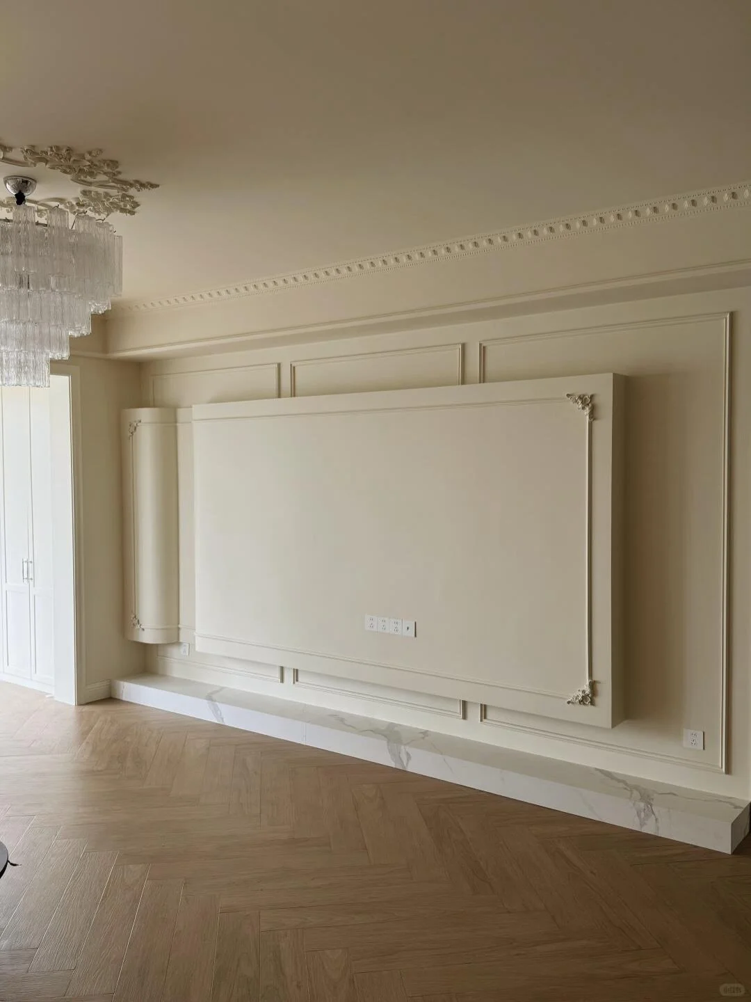 Architectural grandeur, zero installation drama. 🎭
Uchain Material&rsquo;s PU Moulding brings serious architectural weight to your spaces. With razor-sharp edges and deep, sculpted reliefs, it delivers the opulent, custom-crafted look of heritage pl