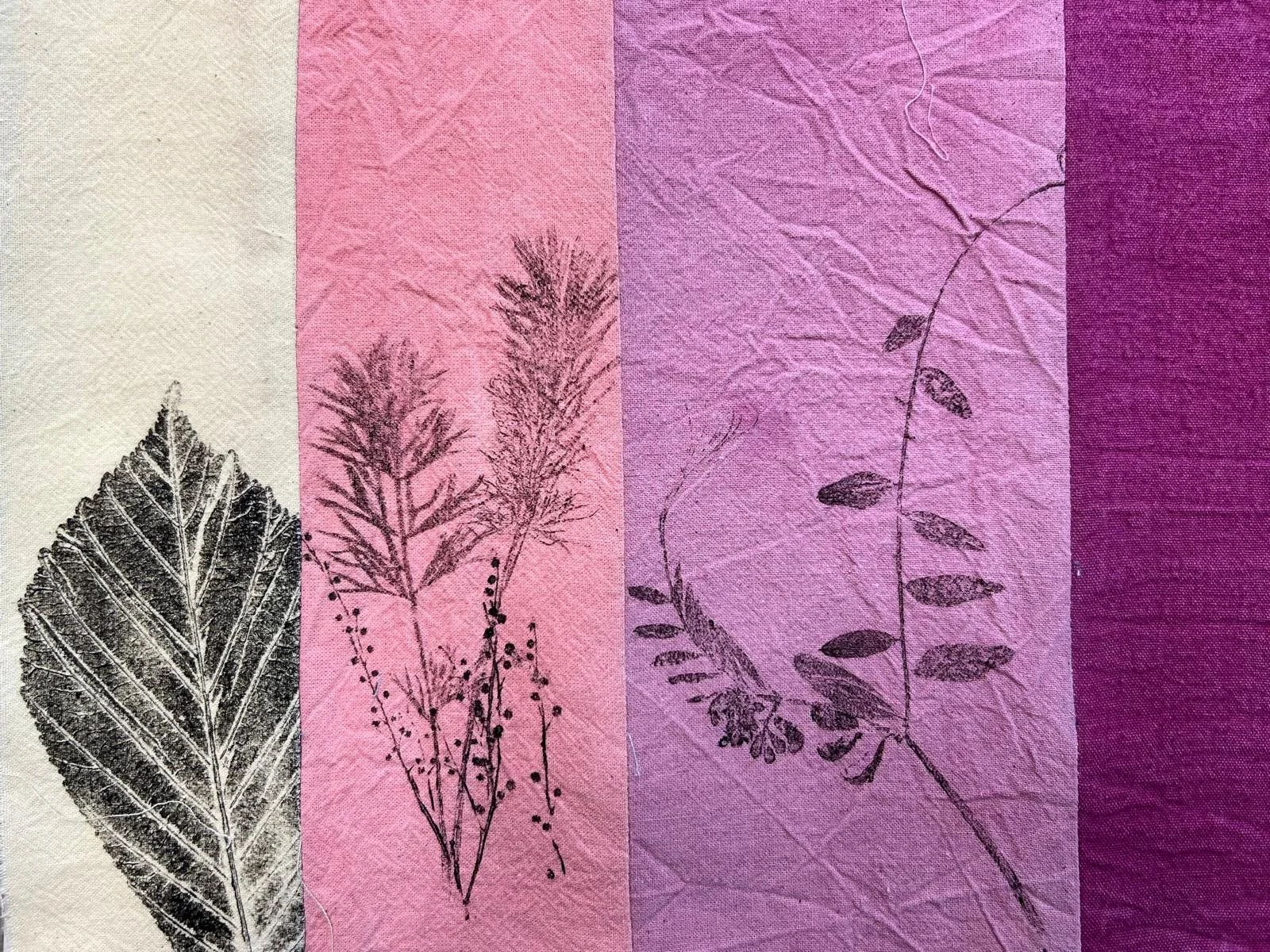 Stoffbahnen in Naturweiss, Rosa und Violett mit Abdrücken von Blättern und Gräsern