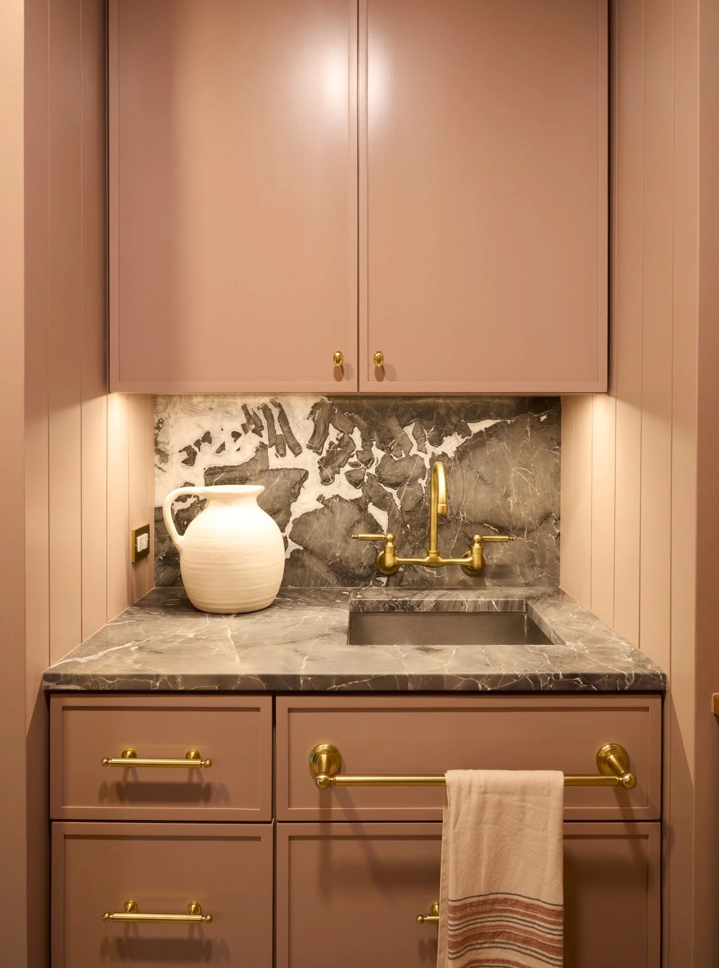 ✨New Project Drop ✨This butler's pantry is all about those deep salmon tones, moody quartzite, and a touch of brass shine. 
Refined, feminine, and a little bit dramatic. Just like us 💅

📸@johnnyfogg 

#butlerspantry #interiorinspo #moodyinteriors #