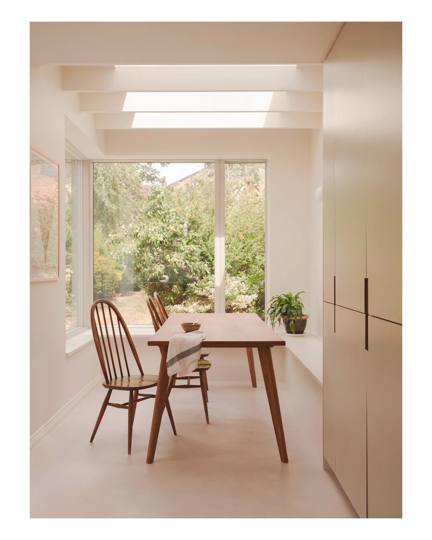 Our latest project in Walthamstow Village draws upon a pared back material palette of dark stained oak and sage green joinery, warm white walls and ceilings, and a pale grey microcement floor. The project involves a side and rear extension, transform