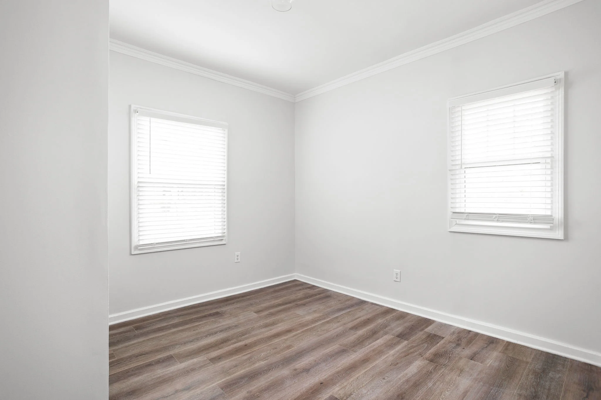 10-web-or-mls-4001 Broadway St-5.jpg