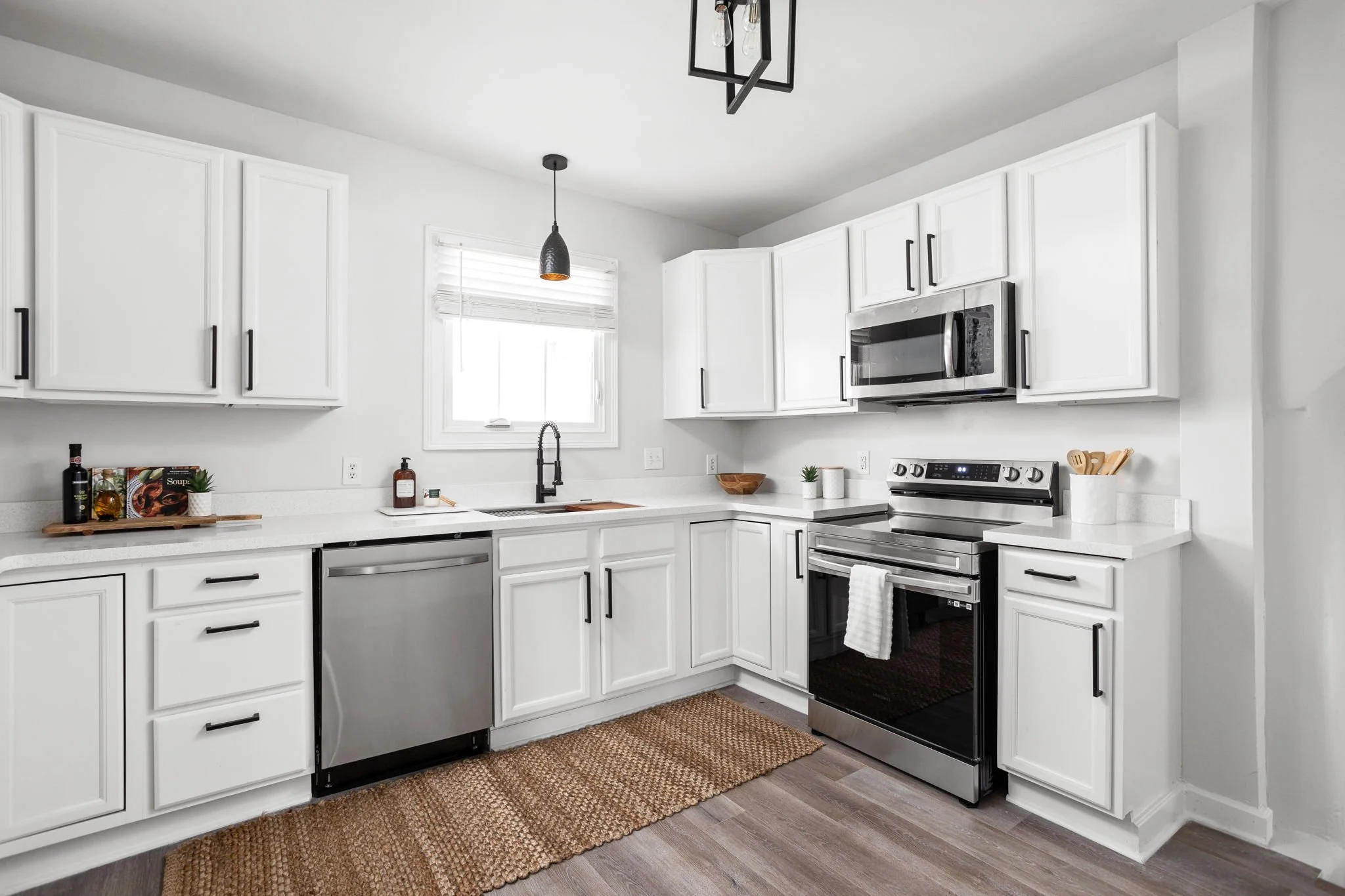 17-web-or-mls-4001 Broadway St-12.jpg