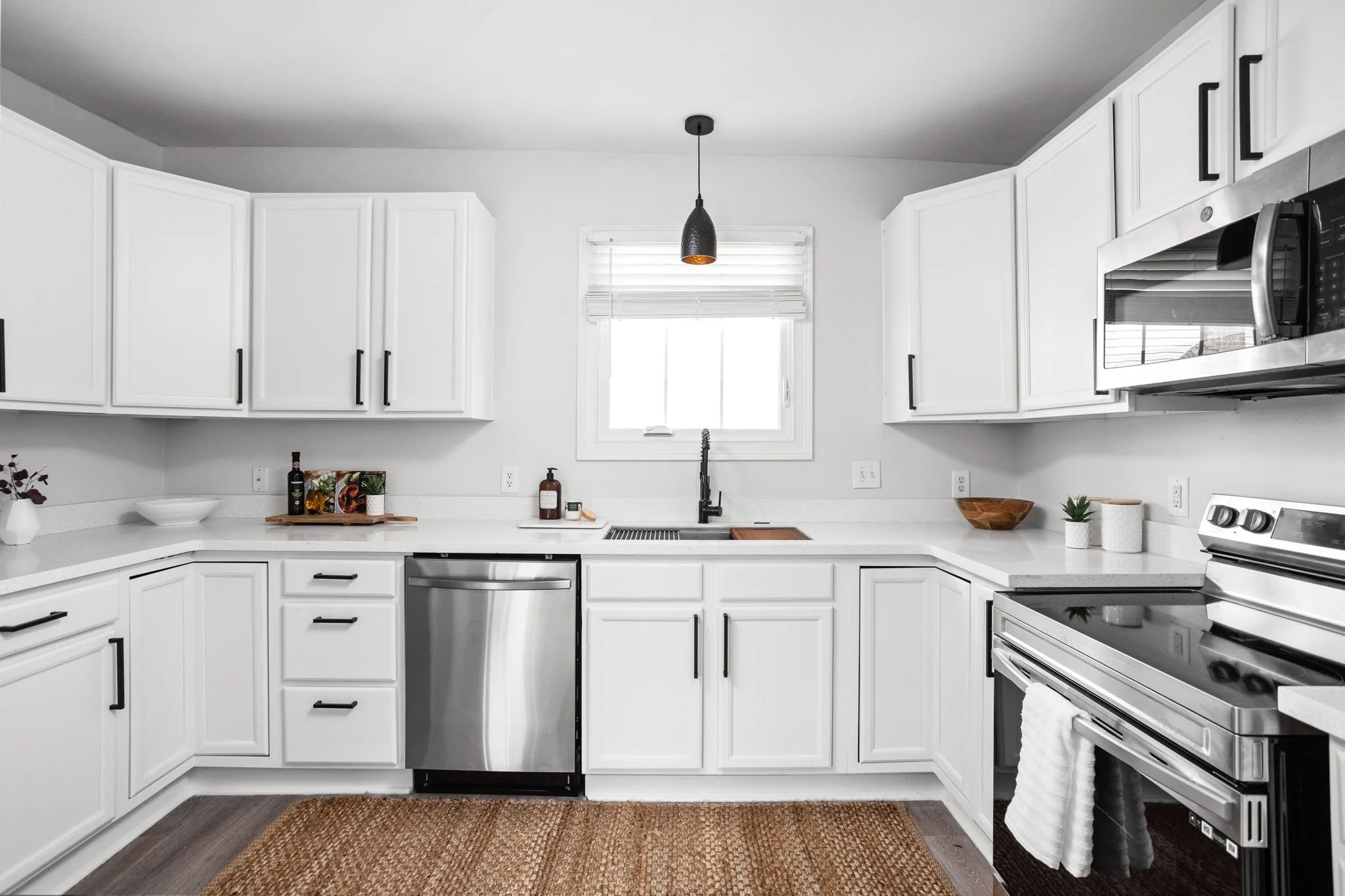18-web-or-mls-4001 Broadway St-13.jpg