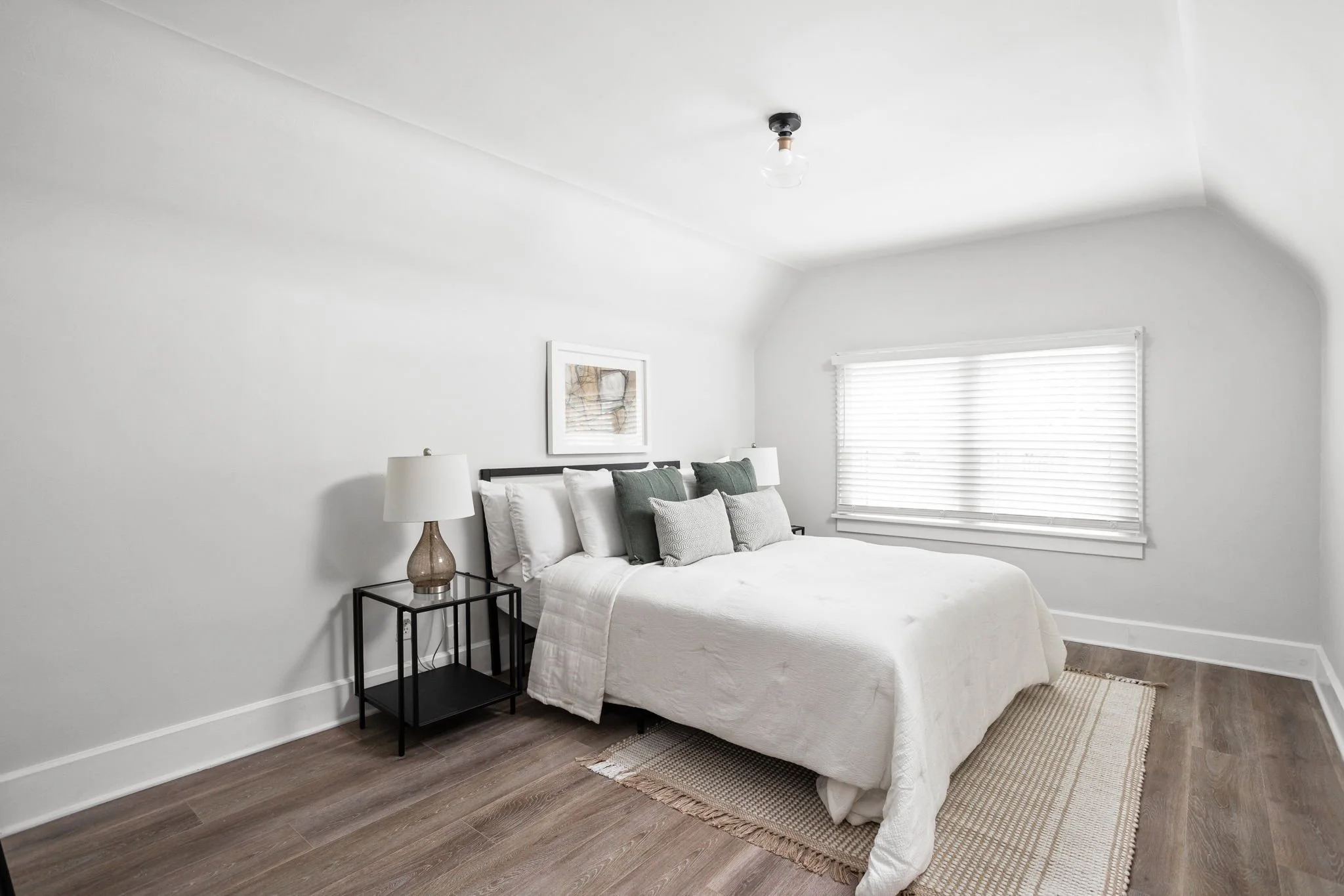22-web-or-mls-4001 Broadway St-17.jpg