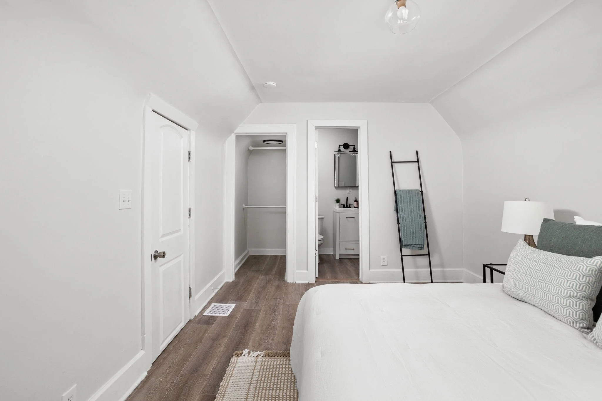 23-web-or-mls-4001 Broadway St-18.jpg