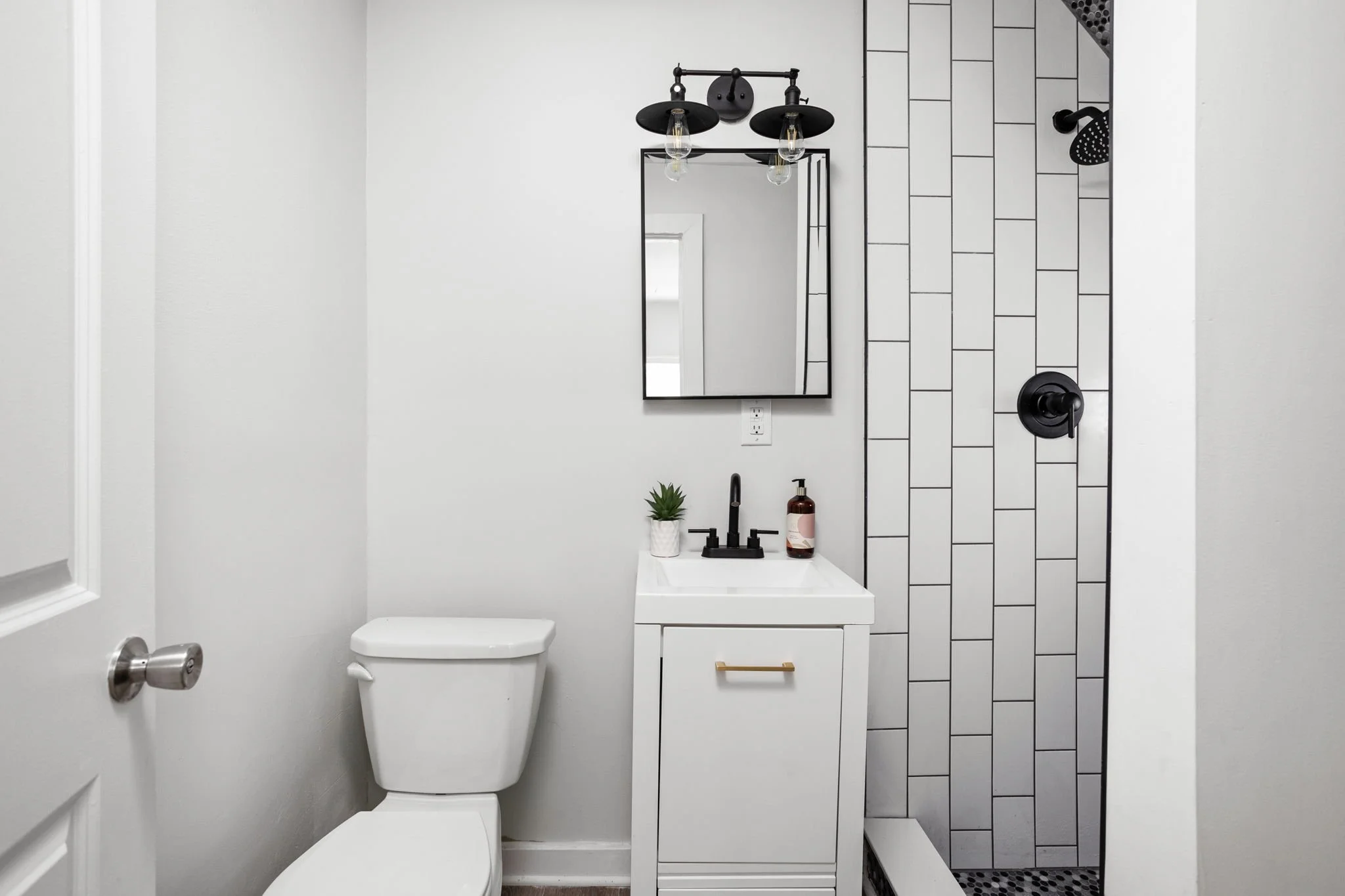 24-web-or-mls-4001 Broadway St-19.jpg