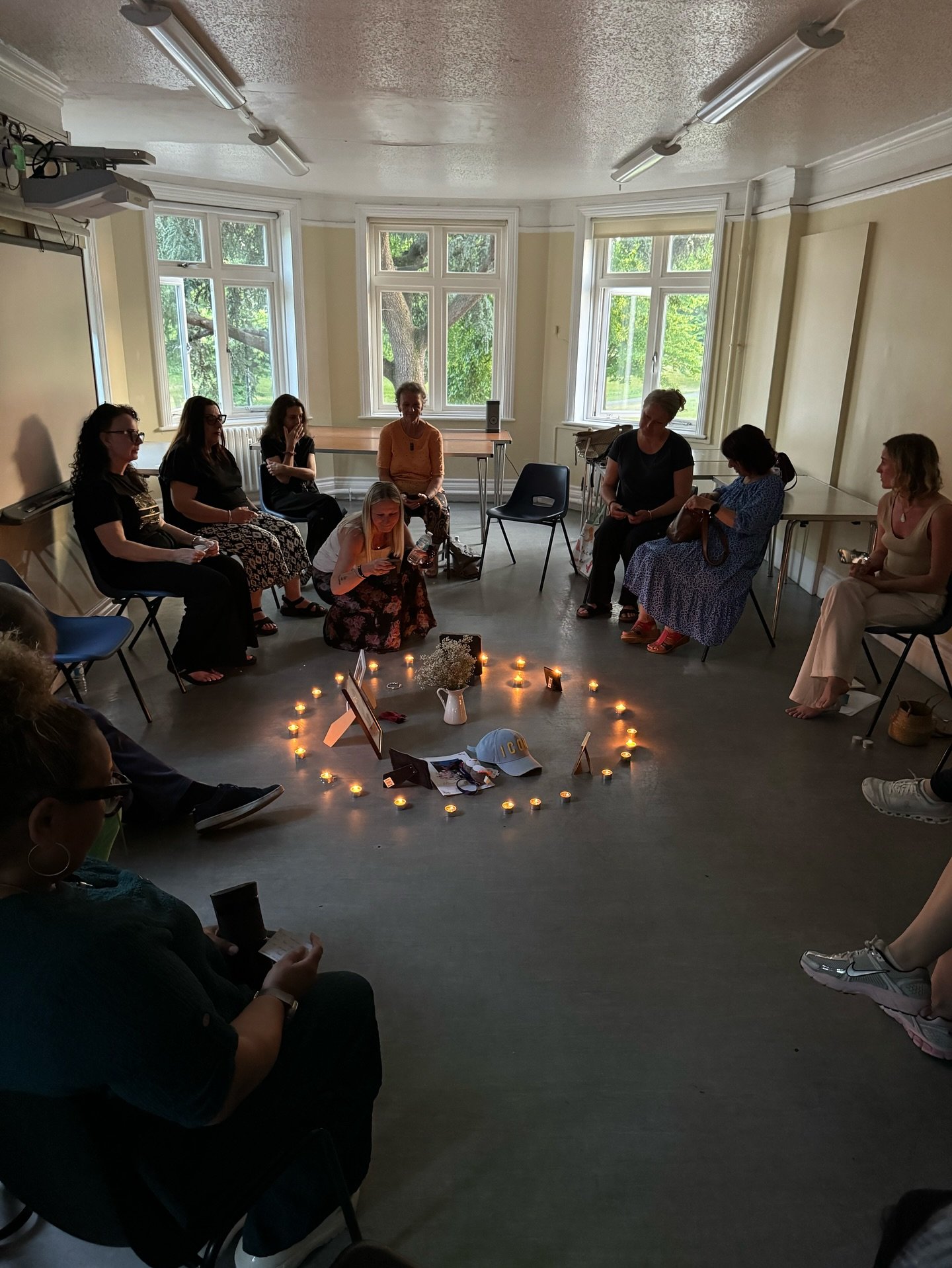 Monday night I had the honour of holding a circle at the @edens_trust a charity to support parents &amp; siblings who have suffered the loss of a child or brother/ sister. 

It was almost two years since I held my first circle there but this charity 