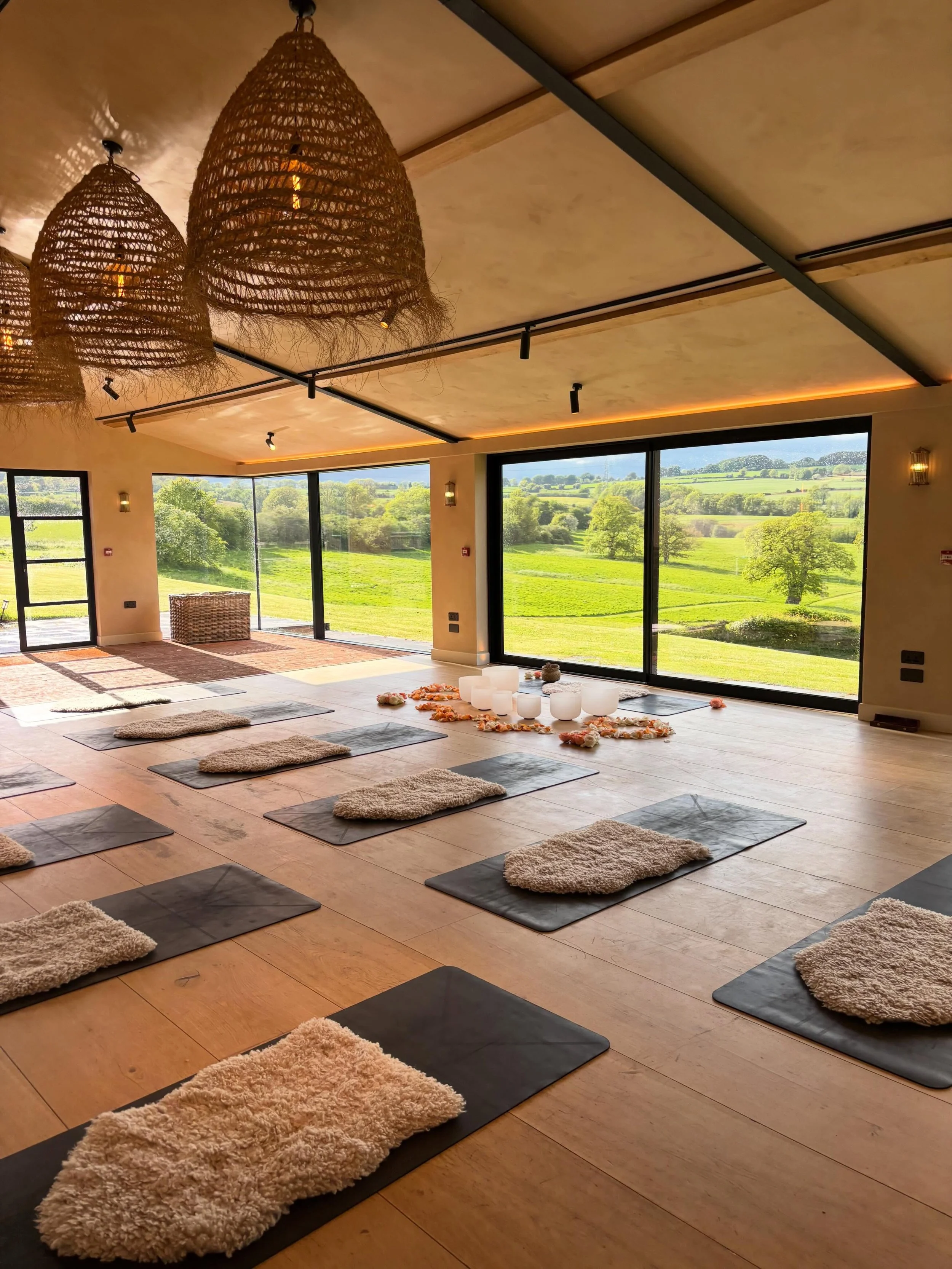 Always such an honour holding space on @sixthsoul.studios retreat! 🥰🌹

A beautiful, heart opening women&rsquo;s circle followed by a nurturing and soft yin yoga into sound bath. 

I love this little life! ✨