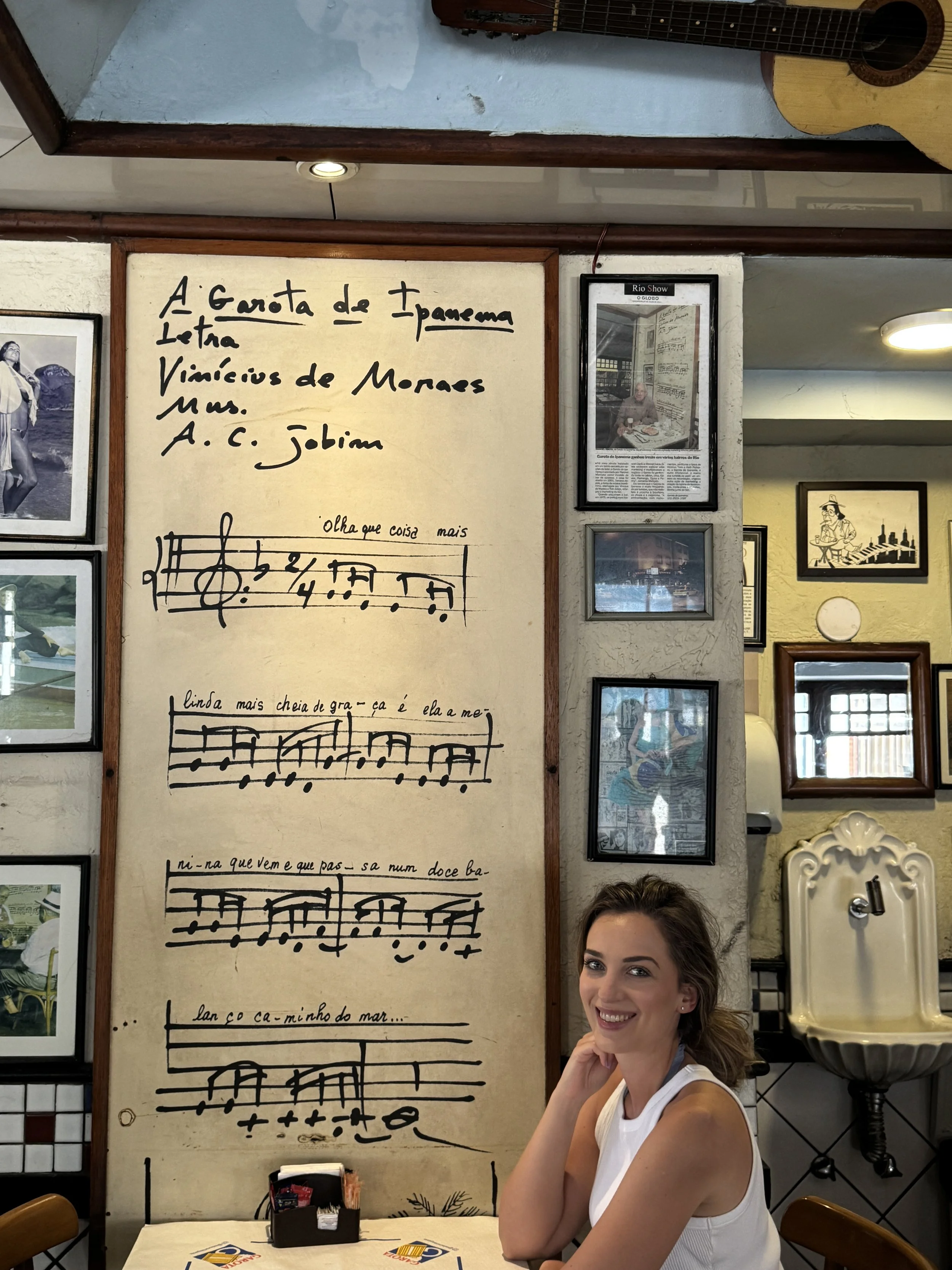 Kobieta siedząca w barze Garota de Ipanema w Rio de Janeiro.