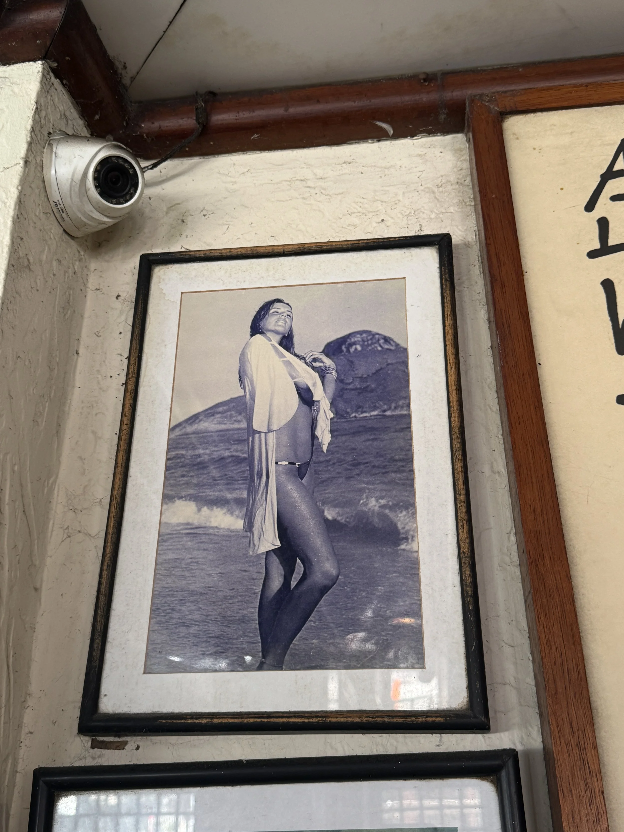 Helô Pinheiro na zdjęciu w barze Garota de Ipanema