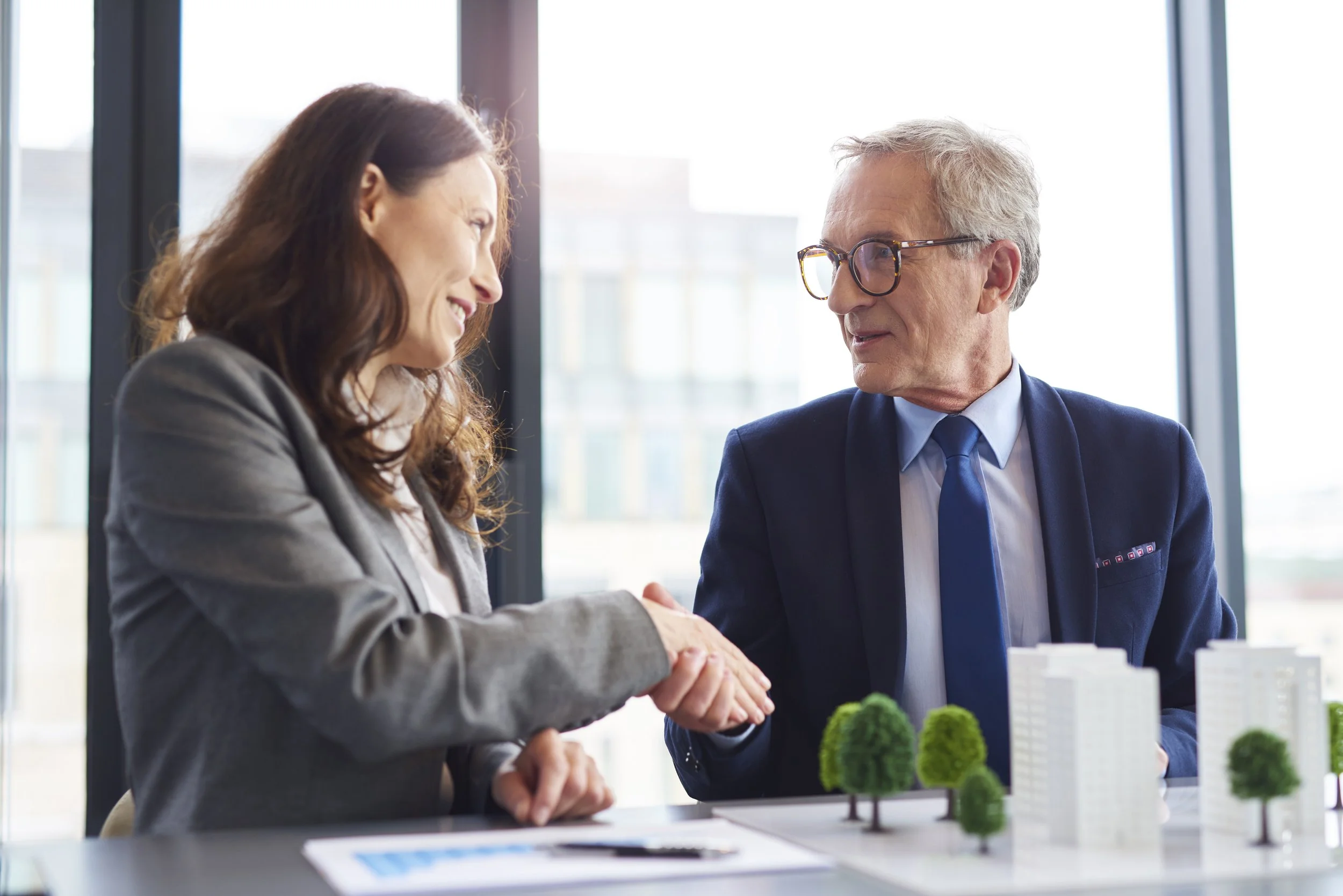 Dwie osoby zawierają umowę.