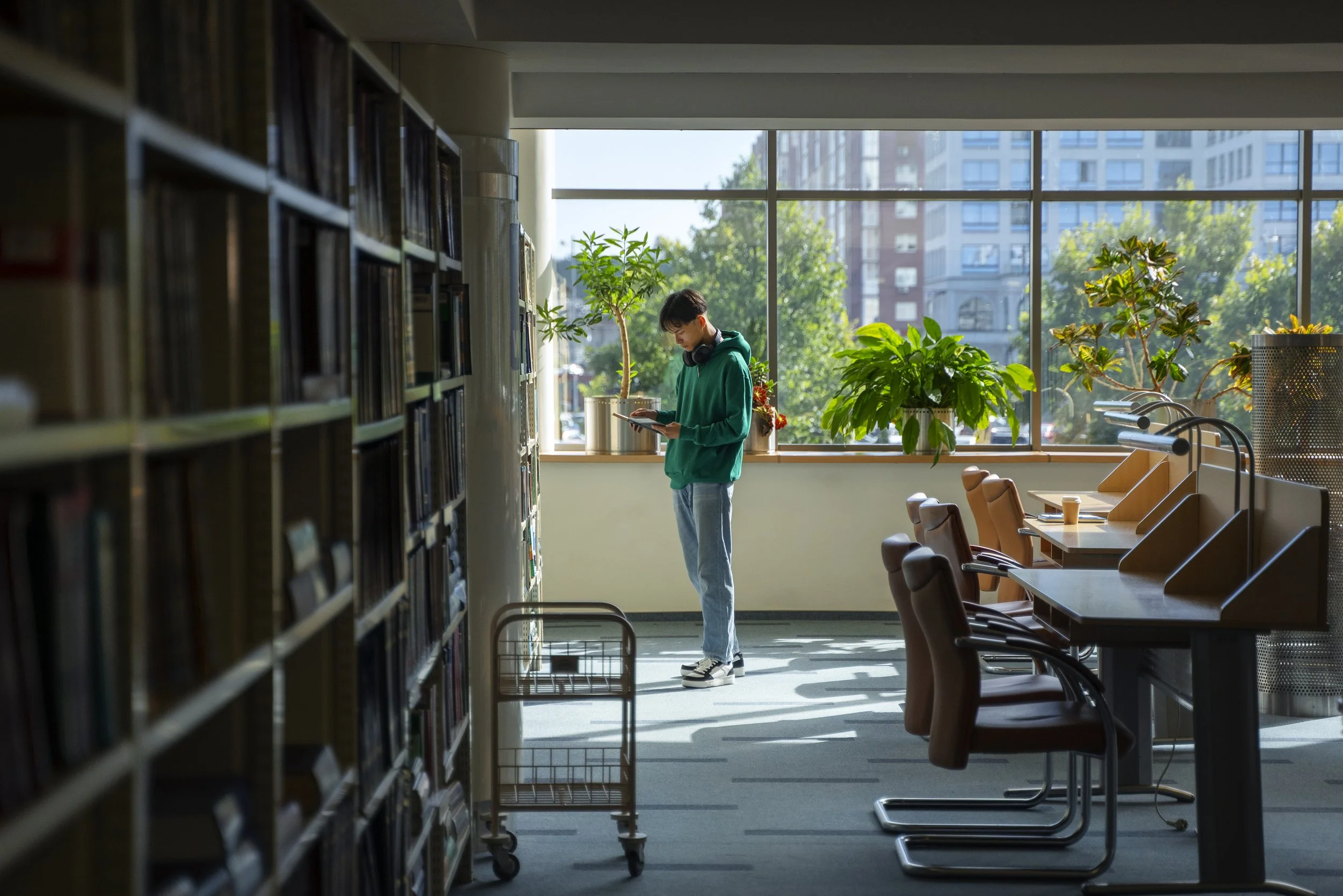 Student czyta książkę w bibliotece w Brazylii.