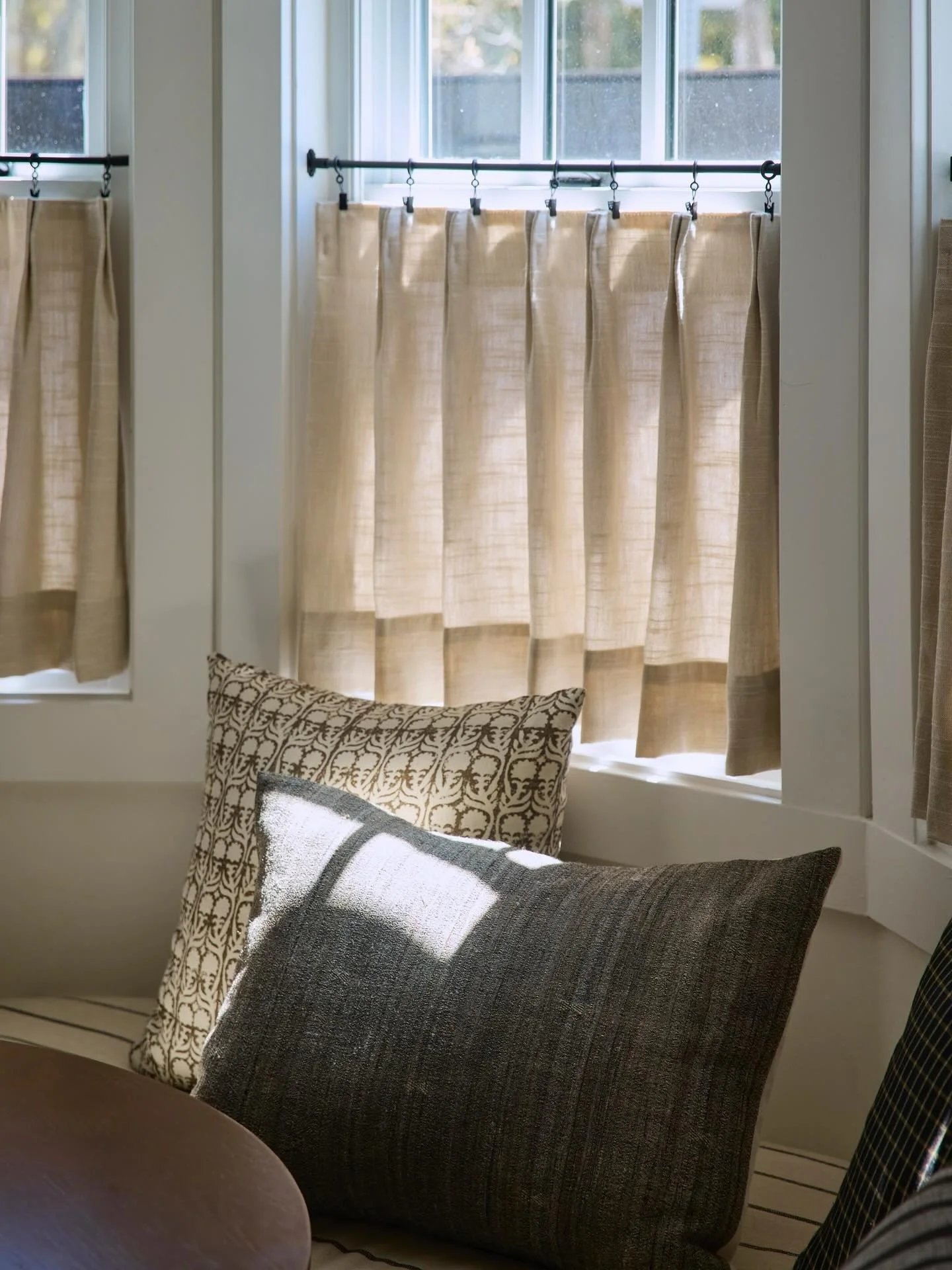 Custom window treatments and hardware are always worth the investment. Obsessed with how these sweet cafe curtains turned out 🤍
.
Captured beautifully by @tinamichellephoto 
.
.
.
#homeware
#home
#homegoods
#decor
#homedecor
#interiors
#interiordesi