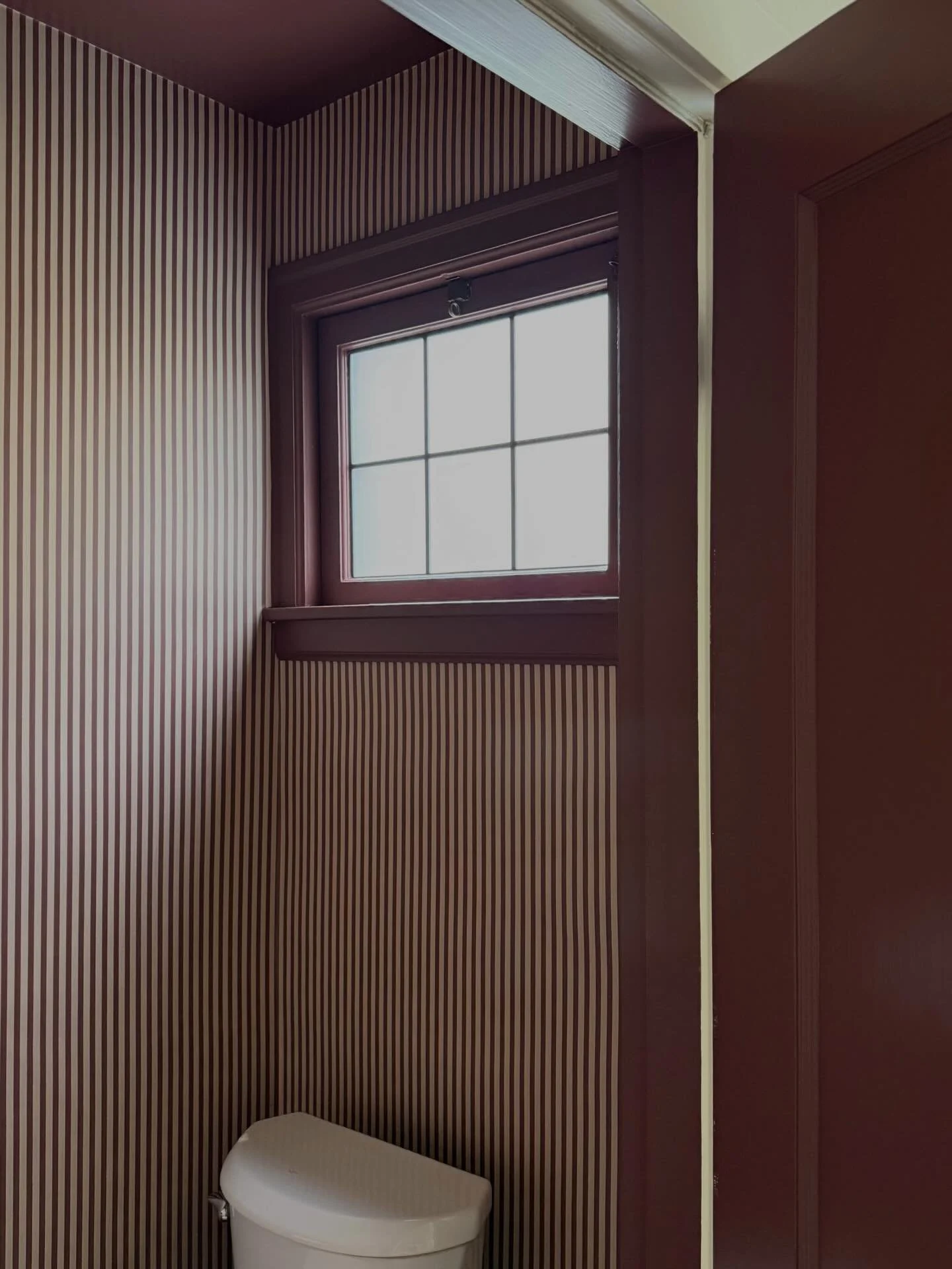 a little peek into this darling main floor powder bath &hearts;️
.
.
.
#interiordesign
#interiors
#wallpaper
#stripedwalls
#powderbath