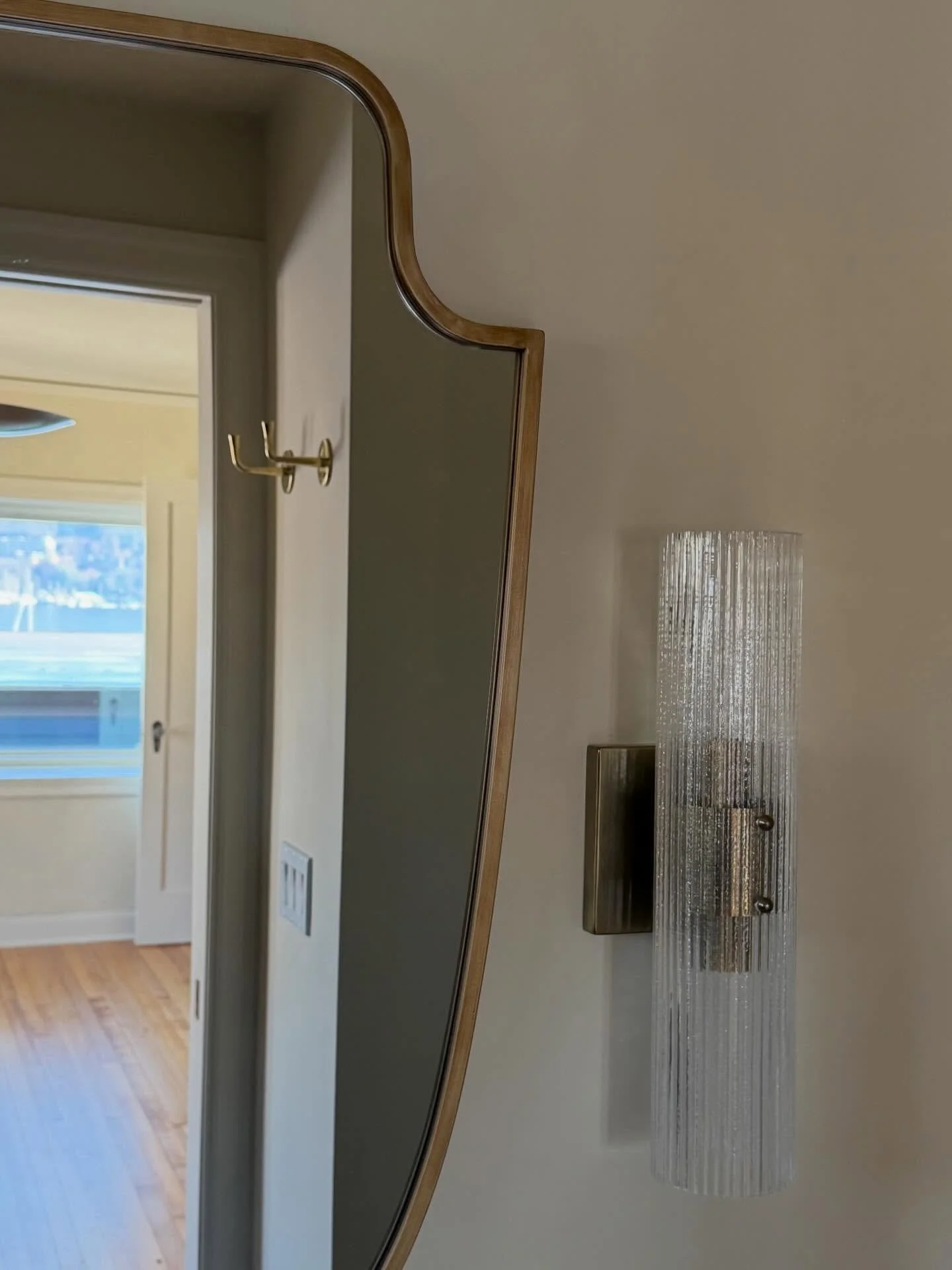 a peek into the primary bath 👀
.
.
.
#bathroomrenovation 
#bathroomdesign 
#agedbrass
#seattleinteriordesigner 
#lainteriordesigner