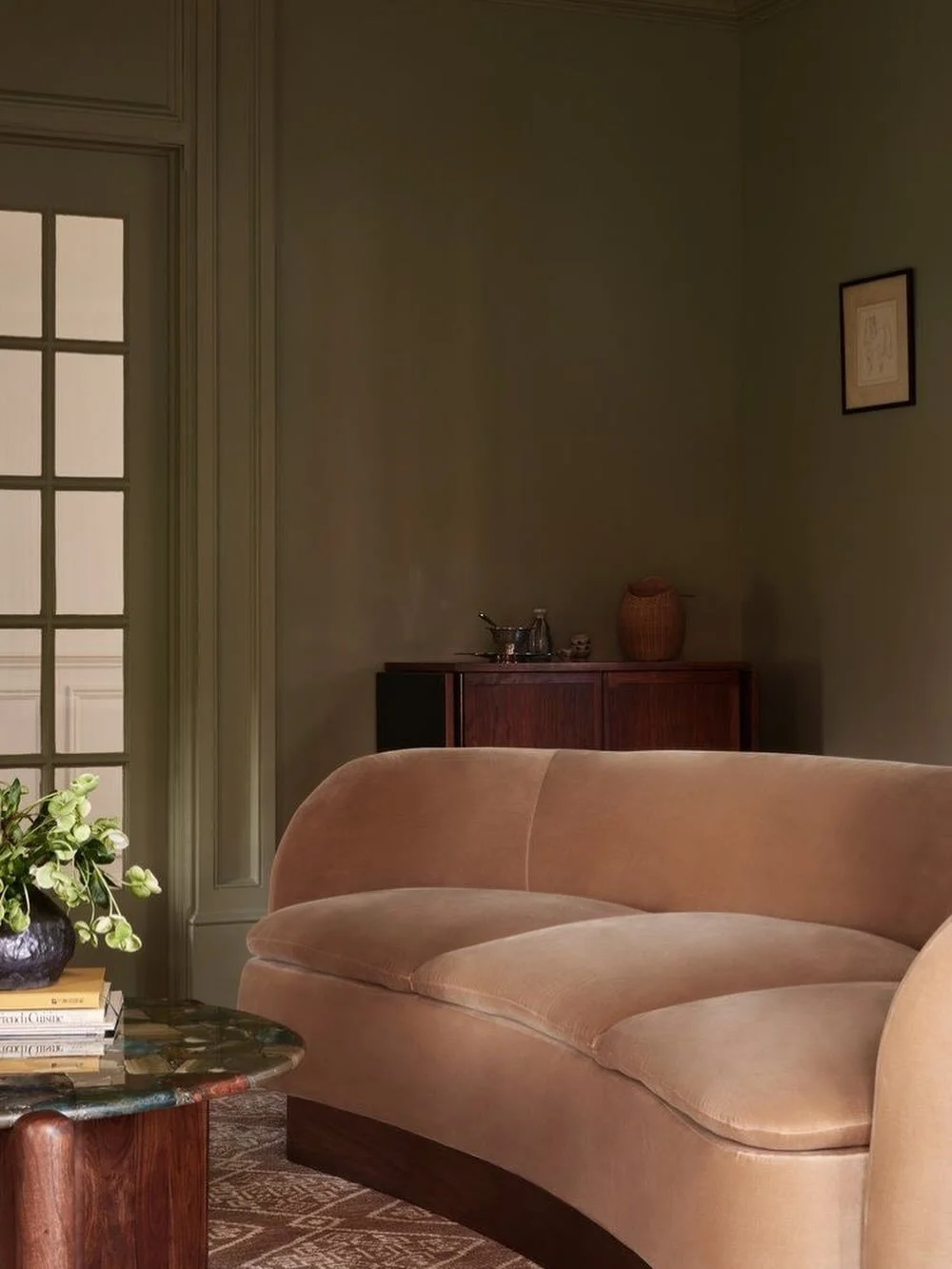 truly elite color combo
.
design by @bespokeonly 
.
.
.
#interiordesigninspo 
#livingroom
#livingroomdesign 
#greenwalls 
#colordrenching