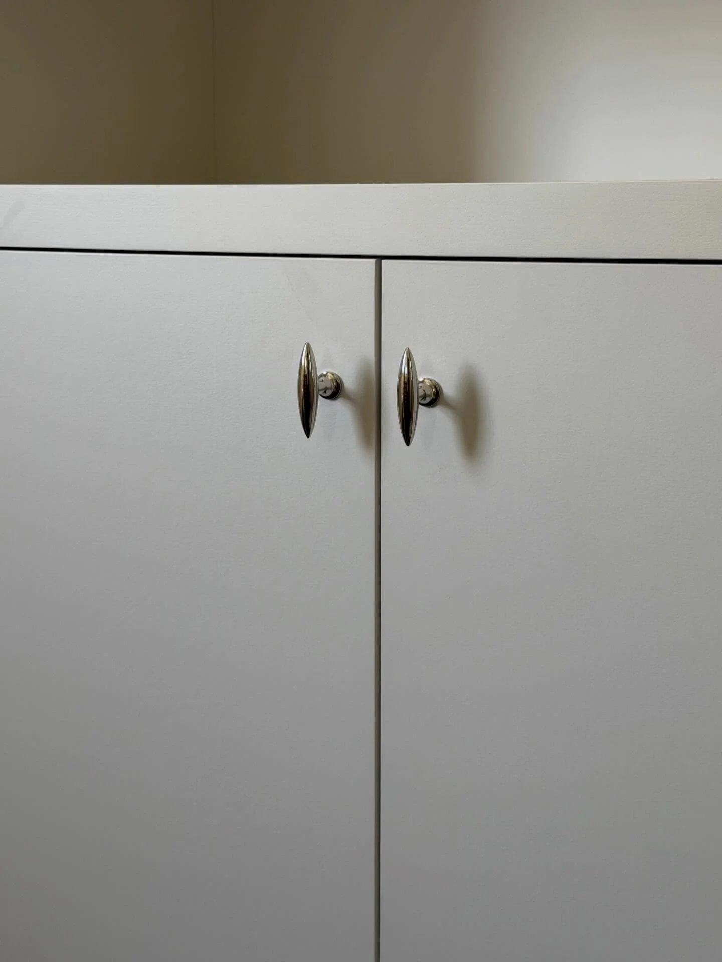 What used to be a cramped toilet niche is now a beautiful built-in cabinet for linens with even more beautiful hardware (obvs my favorite part). Swipe to see the before.
.
.
.
#interiordesign 
#bathroomremodels 
#seattleinteriordesign
#lainteriordesi