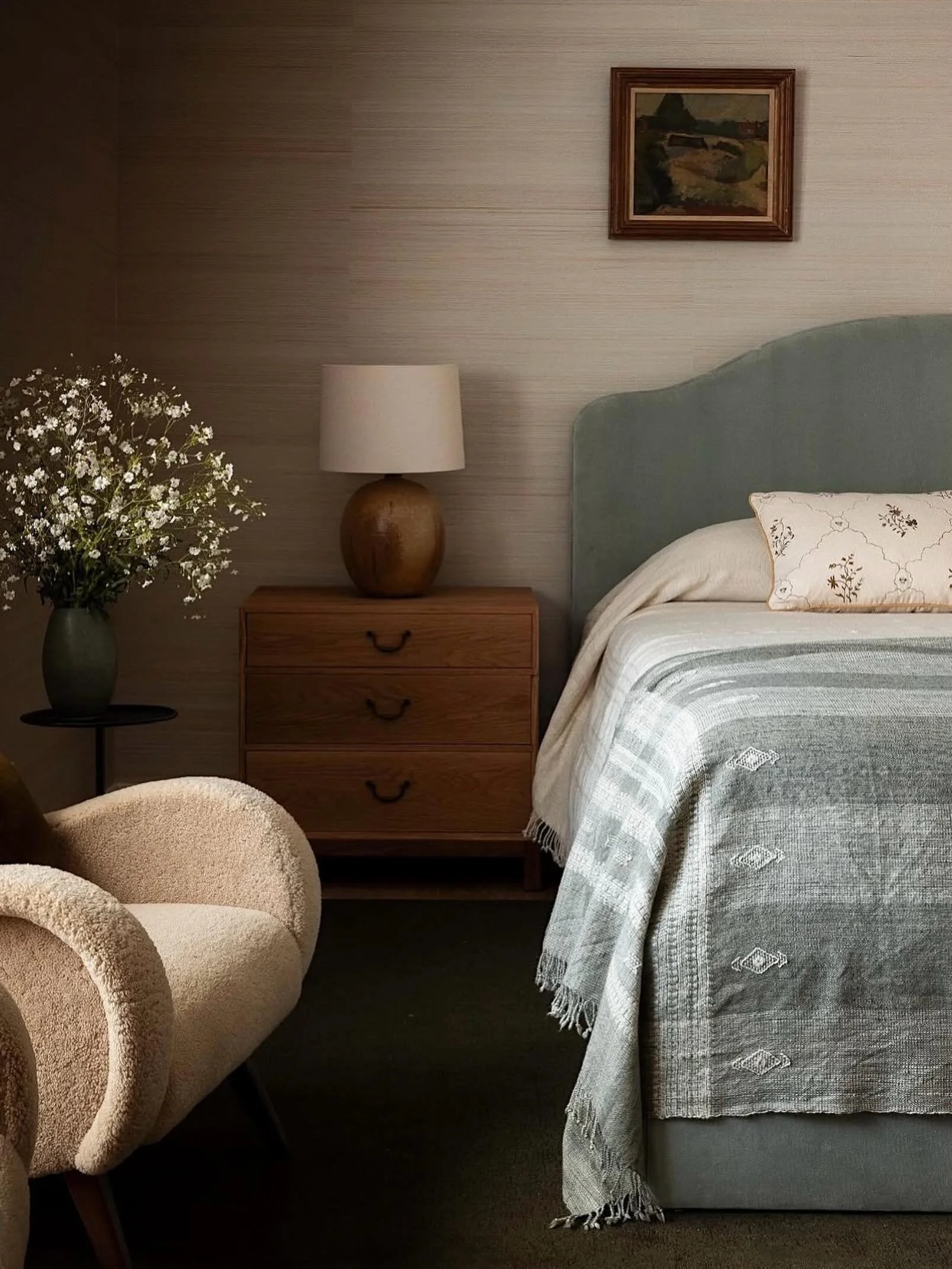 A bedroom by @meghan.eisenberg as a gentle reminder that a tranquil respite is not achieved exclusively through the use of beige and cream. I love how she incorporates color and texture in a way that feels relaxing and warm, like an exhale. 
.
Photog