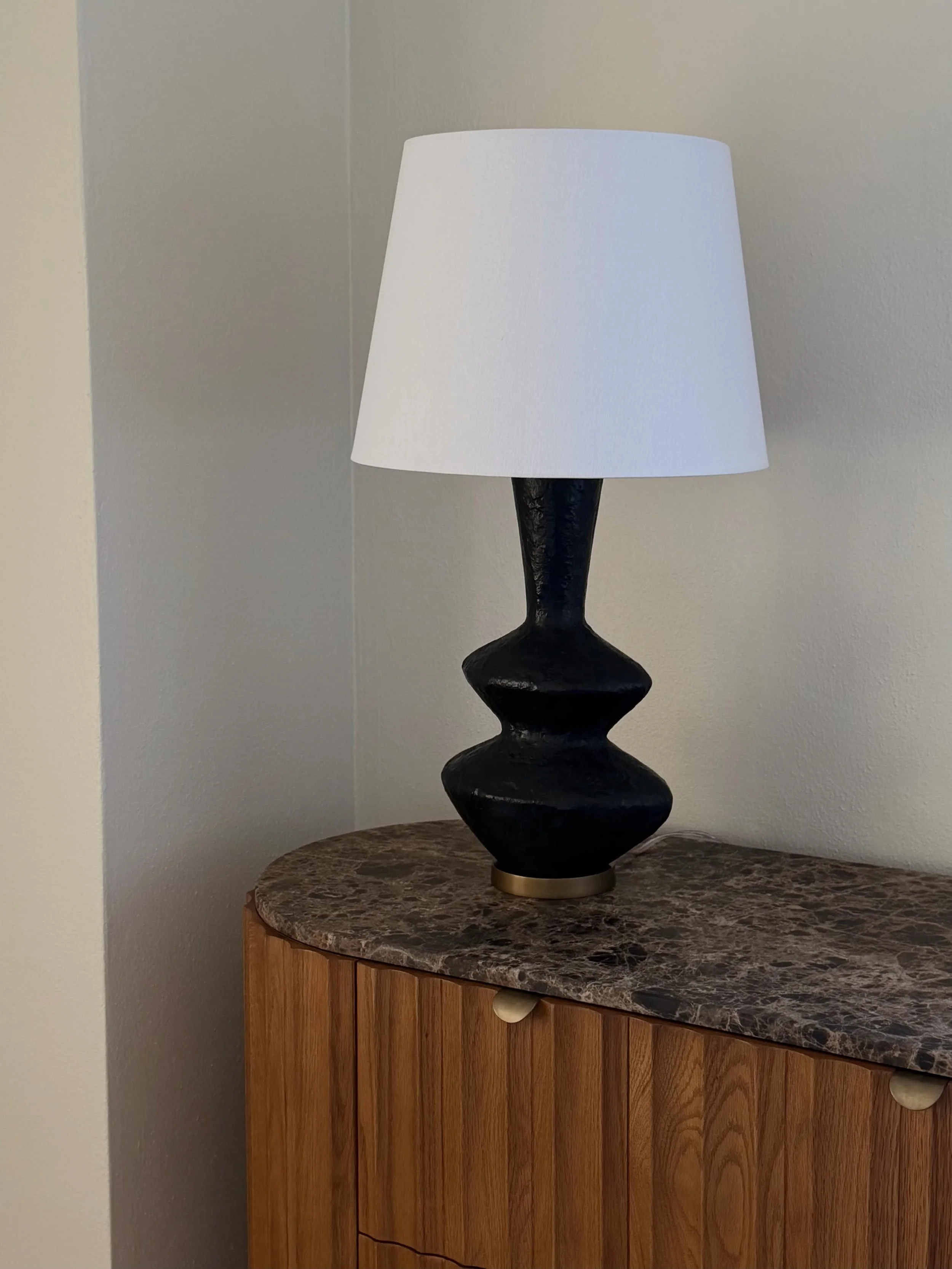 live for a funky lamp 🖤
.
.
.
#interiordesign
#interiors
#decor
#bedroominspiration
#bedroomdesign