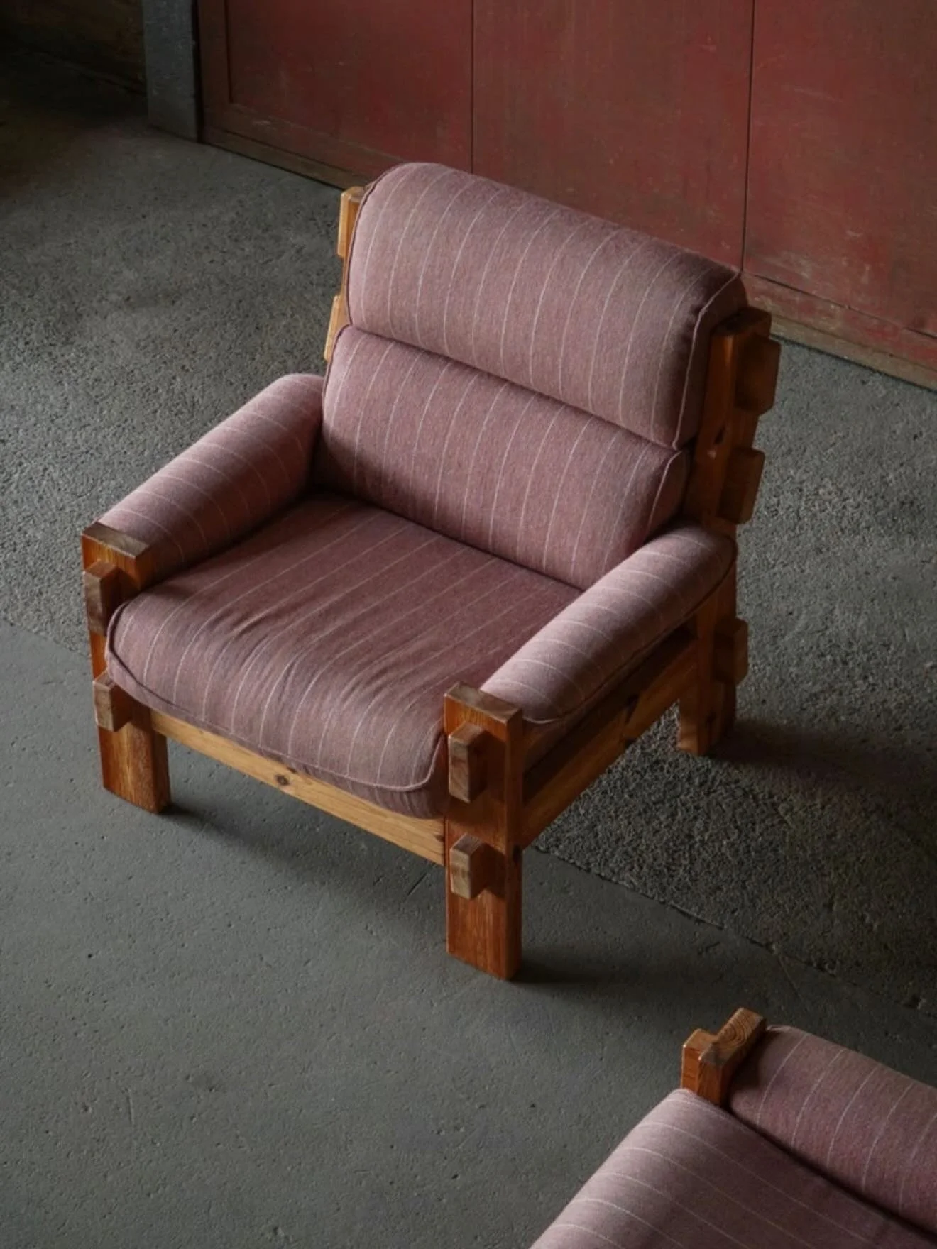 current vintage crush: 70&rsquo;s pine Danish lounge chairs 
.
.
.
#vintagefurniture
#1stdibs 
#vintage
#danishfurniture 
#livingroominspo