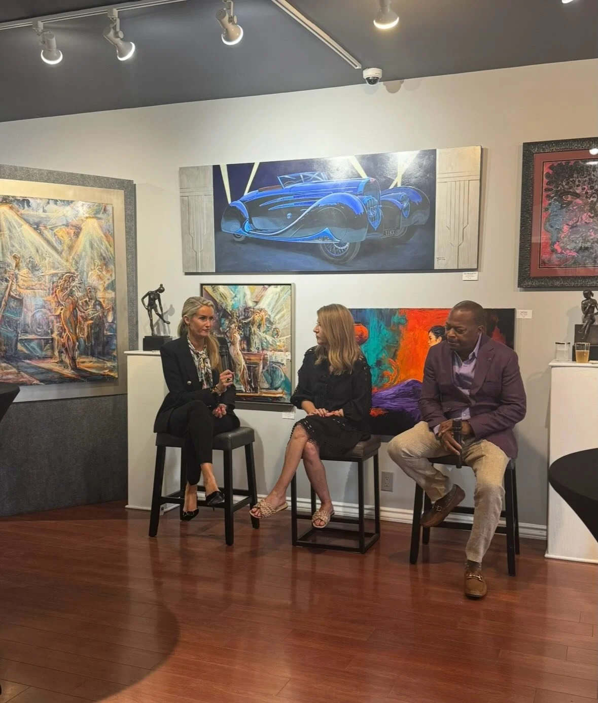 Honored to have been asked to speak on a panel about one of my favorite topics: how to design a room around art. Great conversation and a wonderful evening at Bella fine art. Enjoyed speaking with artist @luxurycynsilva and host Reggie owner of Bella