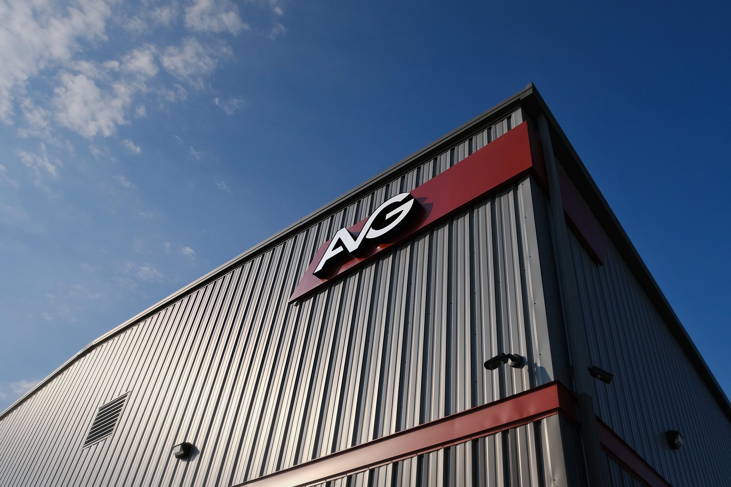 The Auto Vault Garage is a state-of-the-art car club, a first of its kind in Nashville, Tennessee. Inside, members can have their prized possessions detailed while enjoying the mezzanine lounge. The Auto Vault Garage by Gant Architectural Studio. Wil