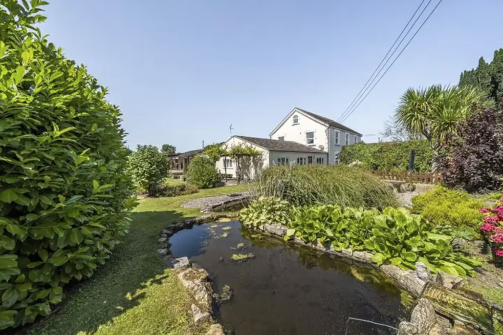 Opera Snapshot_2025-11-28_150859_www.airbnb.co.za.png