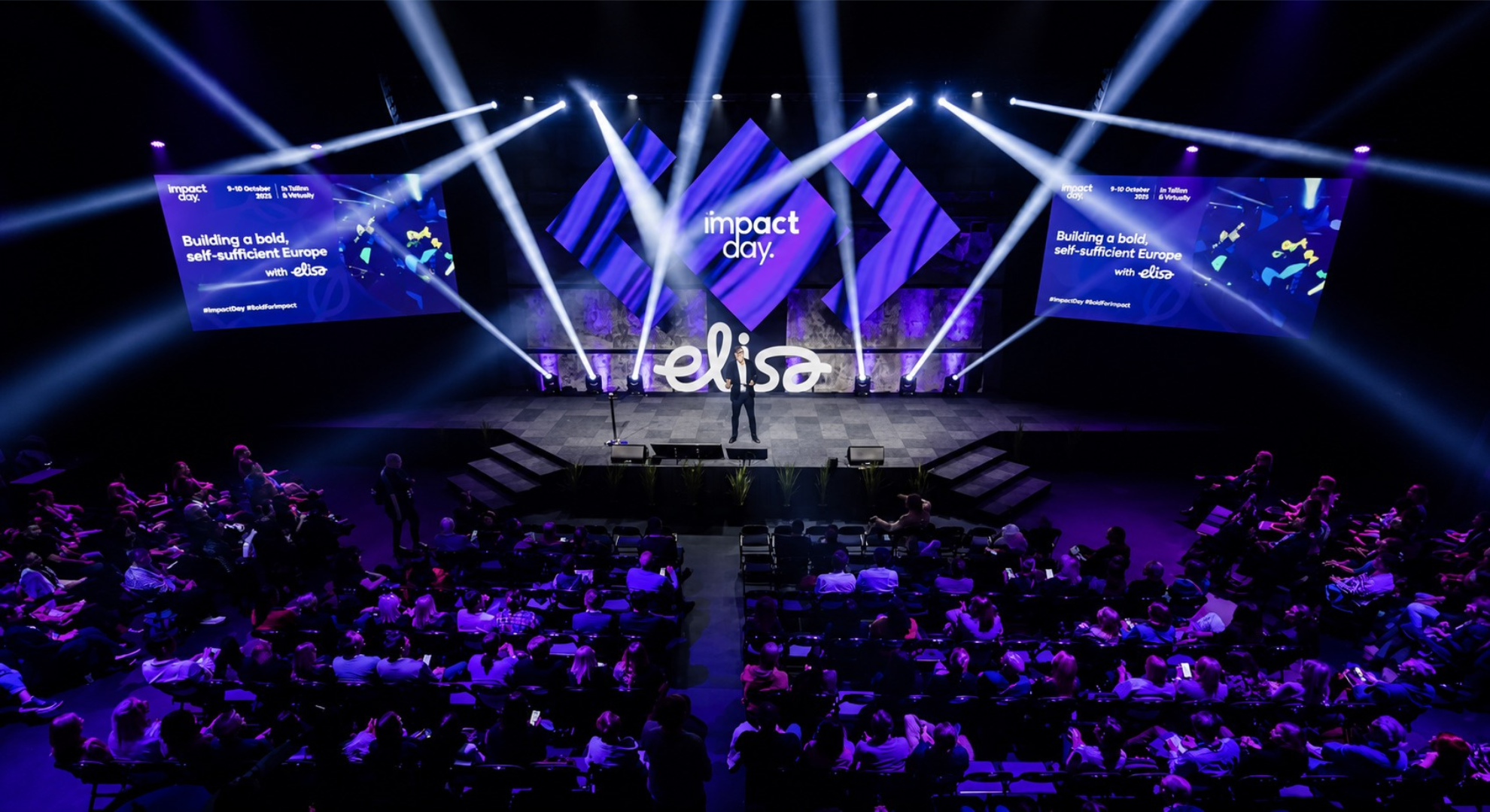 Impact day konverentsisaali pilt koos lava, esineja ja publikuga