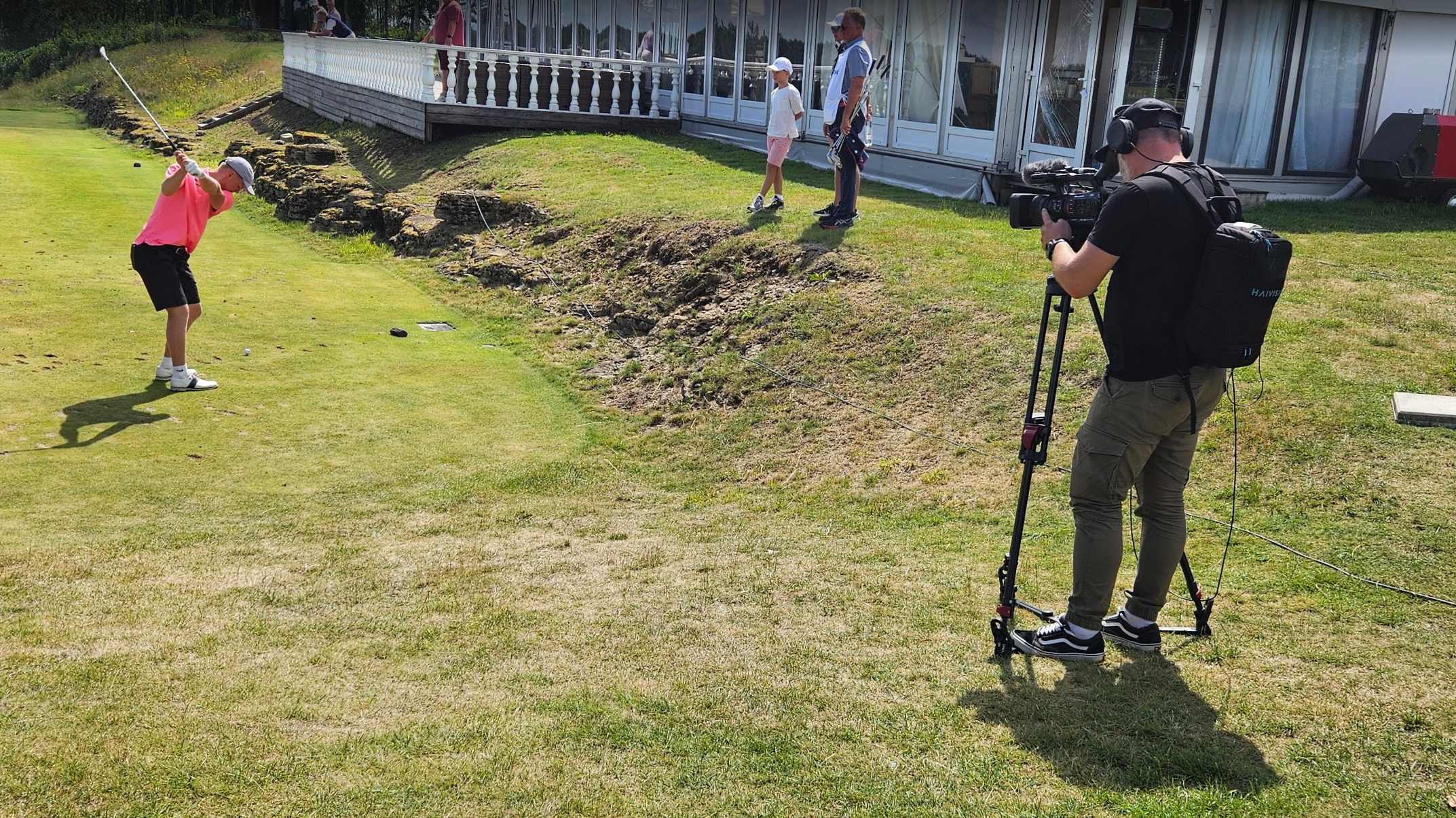 Pilt golfirajalt kus Elisa Stage tiim teeb spordi otseülekannet telekanalitele.