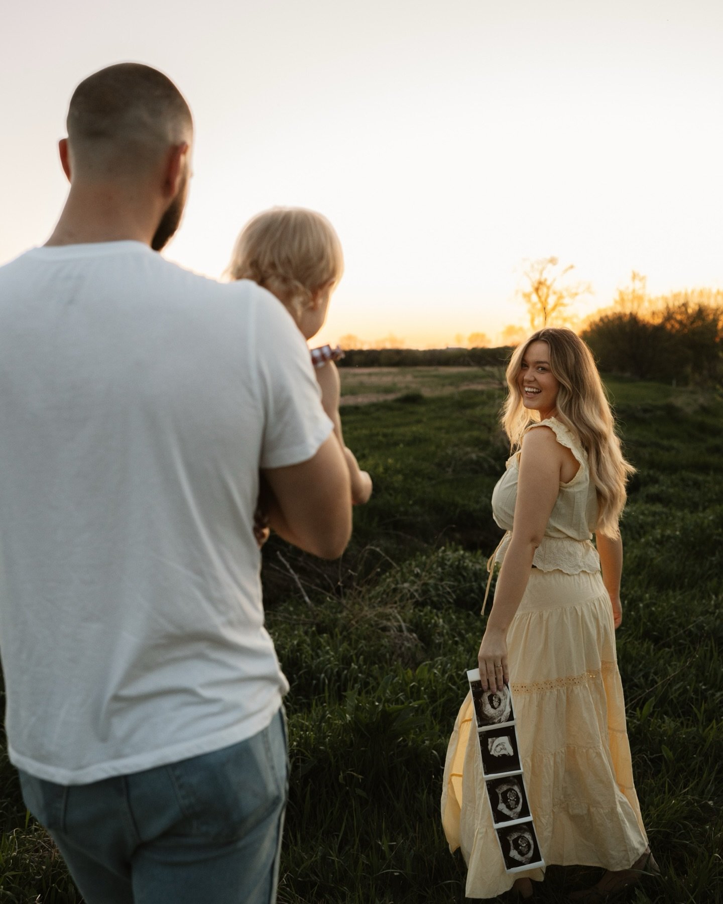 captured the sweetest announcement session this week for one of my favorite families 🎞️✨ 

SO happy to be back in season &amp; shooting during dreamy golden hour! my spring / summer calendar is almost full, reach out if you want to snag one of my la