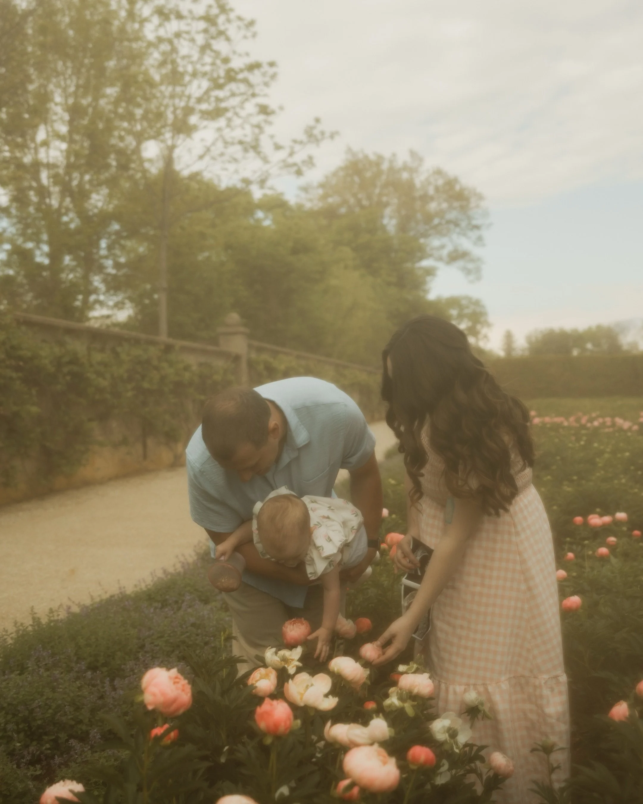 it&rsquo;s been a little while since i&rsquo;ve shared on here, and this spring has been so full of beautiful milestones and moments that i&rsquo;ve had the honor of documenting 🎞️

starting off with this sweet family, who i&rsquo;ve now had the joy