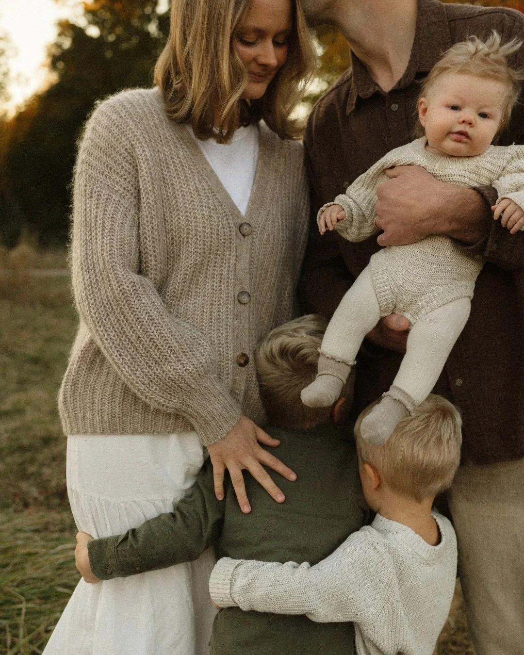 a little fall family love 🌾🤎

this mama absolutely knocked it out of the park styling her crew. the warm neutrals, denim, cozy knits + all those beautiful textures 🥹 a perfect little reminder that coordinating > matching when it comes to family