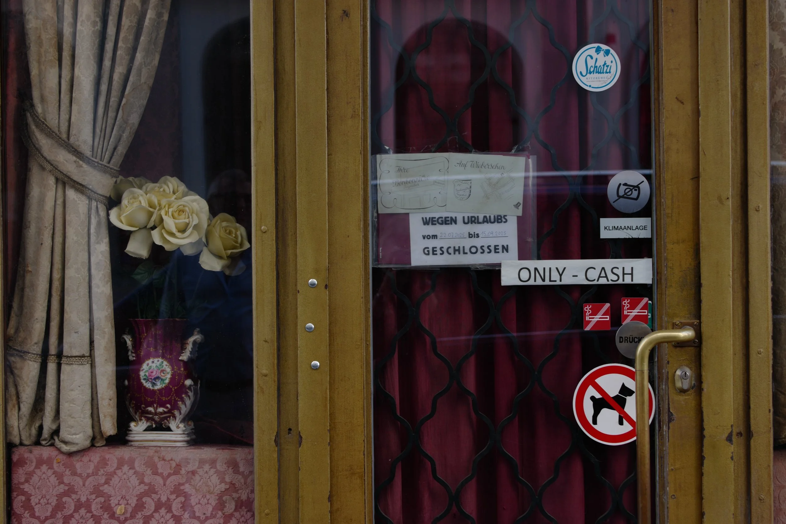 Photo of the facade of Bonbonniere cocktai bar in Vienna