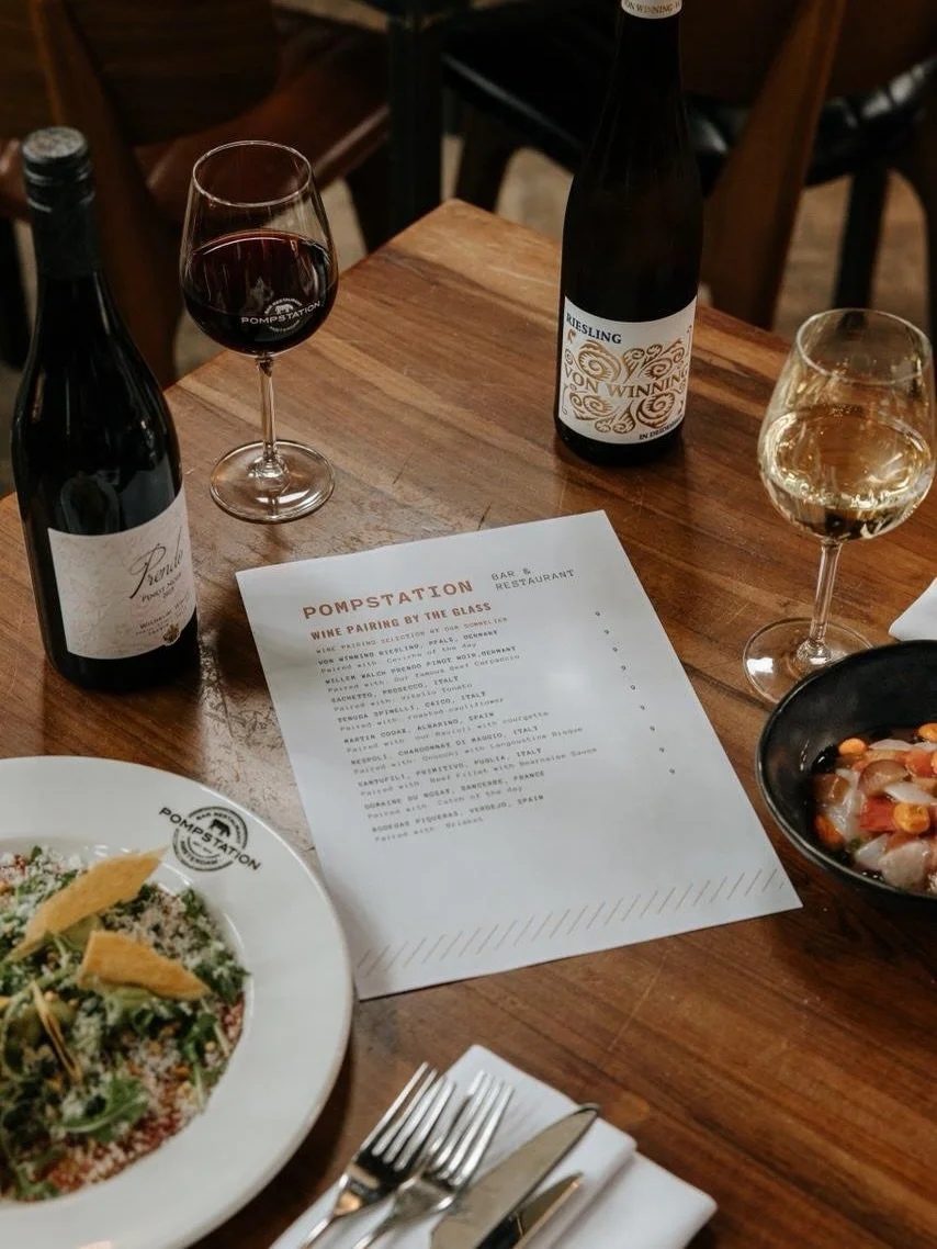 &Agrave; la carte, the way it should be. Good ingredients, classic dishes with a modern twist, and wines picked by our sommelier to match each flavour perfectly.
Add live jazz in the background and your evening pretty much takes care of itself.

Rese