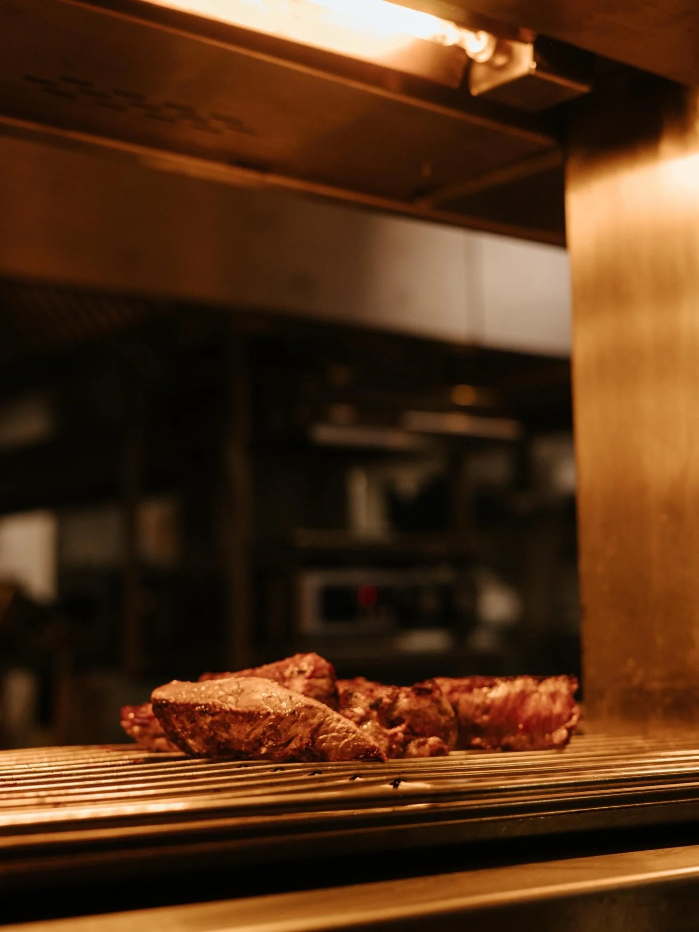 You smell the grill and hear the jazz before you&rsquo;ve even sat down.

It&rsquo;s the kind of place where dinner quietly turns into a whole evening.

Join us and reserve your table or make your group dinner booking here.

#amsterdamrestaurants #am
