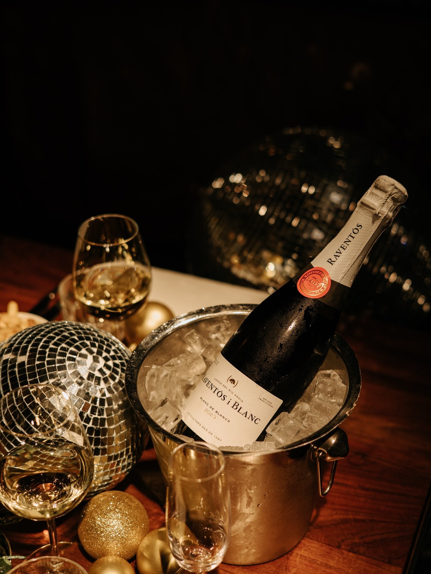 Begin 2026 goed.

Jazz &amp; dinner bij Pompstation.

2 &amp; 3 januari
Live jazz, &agrave; la carte dining.
Complimentary oliebol &amp; een glas bubbels. 🥂

#pompstation #nieuwjaarsborrel #jazzanddinner #livejazzamsterdam #amsterdamrestaurants amst