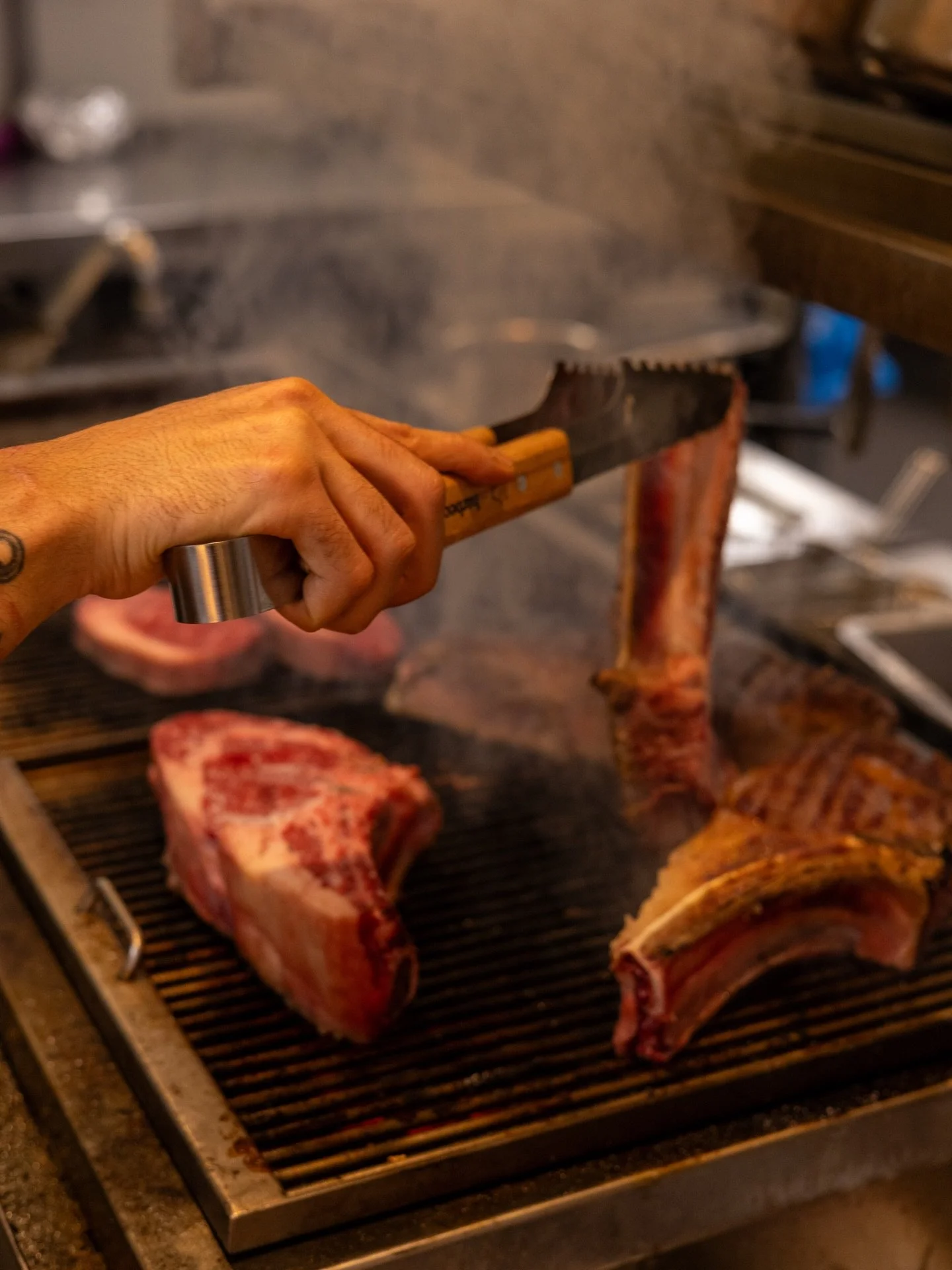 Wij selecteren het beste vlees uit Nederland via onze leveranciers. Afkomstig van Dubbeldoel rundvlees uit Nederland. 

Onze leveranciers zijn kleinschalige boerderijen, zorgvuldige selectie, en gaan voor langzame groei.

Gecombineerd met de Etna wij