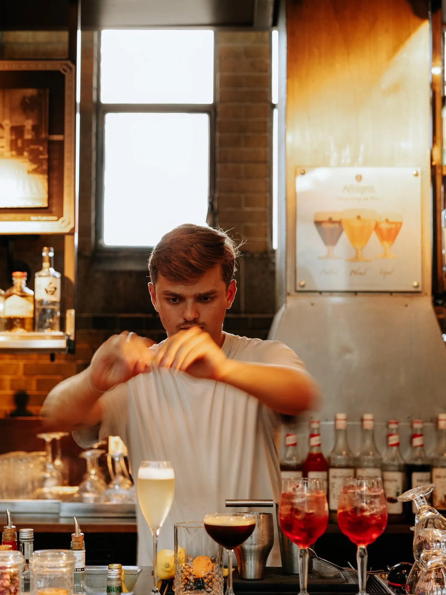 Some evenings start with something stirred, not shaken.

You sit at the bar after work and before you know it you are still here an hour later. A glass of wine, something from the grill, good conversation.

From Thursday to Saturday, live jazz plays 