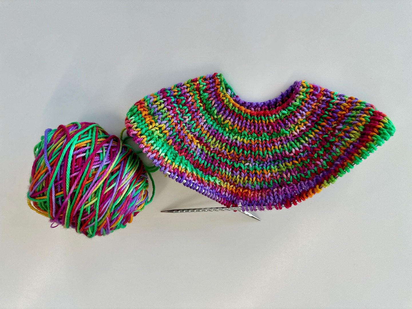 OBSESSED with how this #ankerssweater by @petiteknit is knitting up with Superwash Worsted yarn in Butterfly. this one is for my niece and I srsly believe I will make one for myself next 🌈