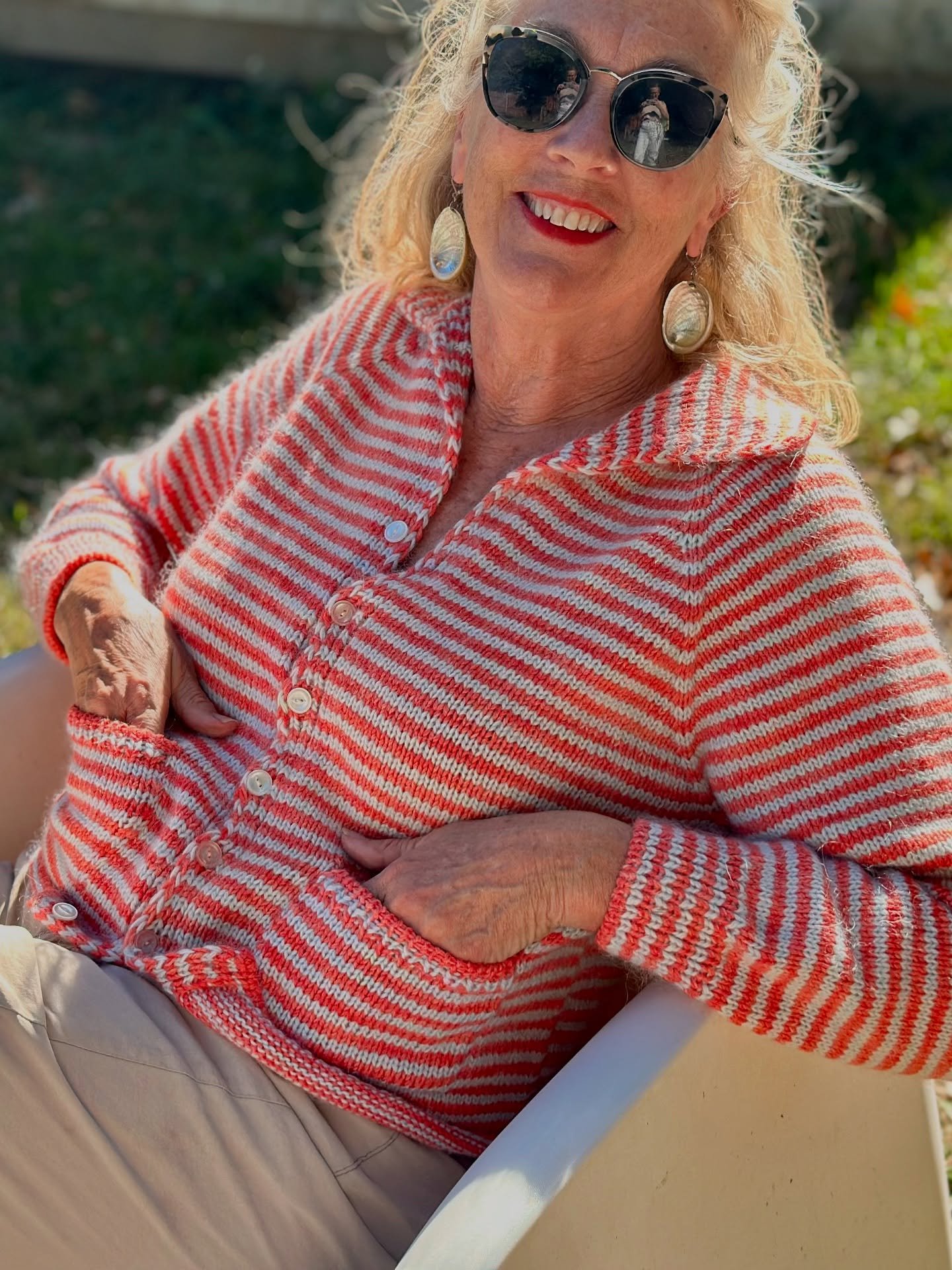 my beautiful cousin @kaykreed was kind enough to model my latest FO sweater: the #stripeoverloadcardi by @spektakelstrik 🎉

i knit this using Maps Yarn SW DK and Luxe Sock in Papaya (papaya color; held together) and Maps Yarn Organic Merino Fingerin