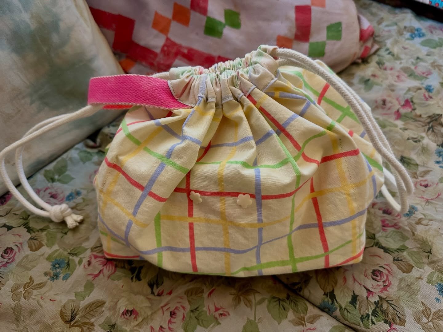 i made a cute little #fieldbag by @grainlinestudio !  this bag is actually quite roomy, not so little. 

sneak a (sorta) peek at my latest sock pattern, #georgiasgroundhogsocks and stay tuned for a tester call!

and yes ofc i added snaps to the large