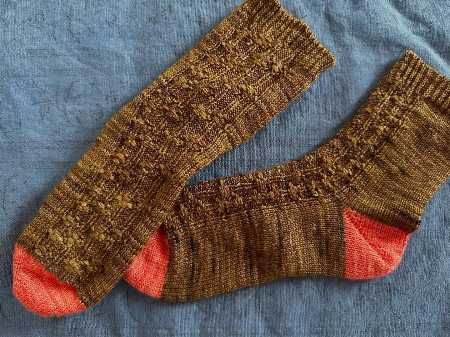 some more photos! 
seeking test knitters for the ~~ Georgia&rsquo;s Garden Socks #georgiasgardensocks ~~

shown in Maps Yarn Luxe Sock in Georgia&rsquo;s Groundhog (mc) and Maps Yarn Sock in Papaya (cc)

benefits of test knitting:
- free pattern &amp